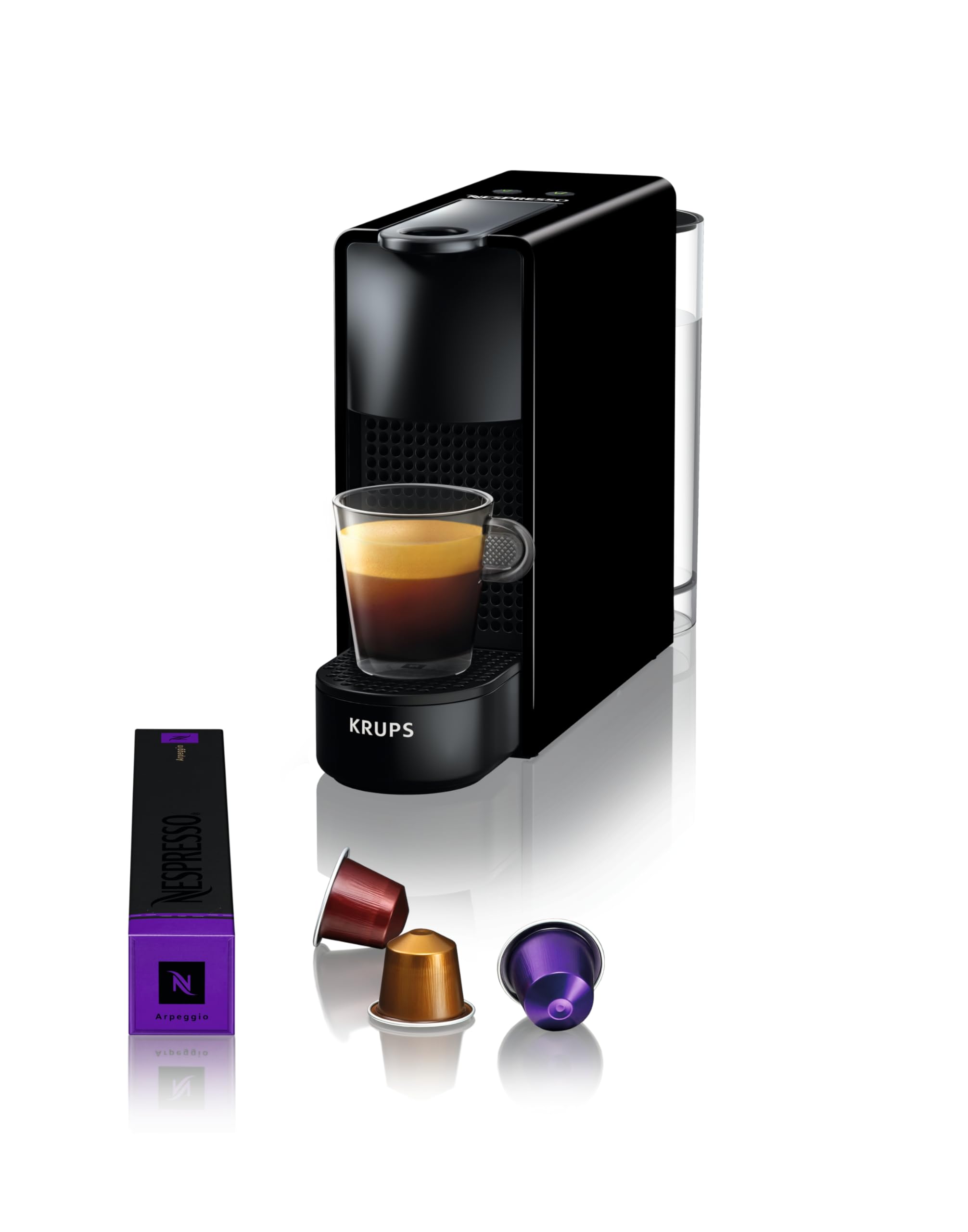 Gros plan sur le bec verseur de la Nespresso Essenza Mini, d'où le café s'écoule lors de l'infusion.