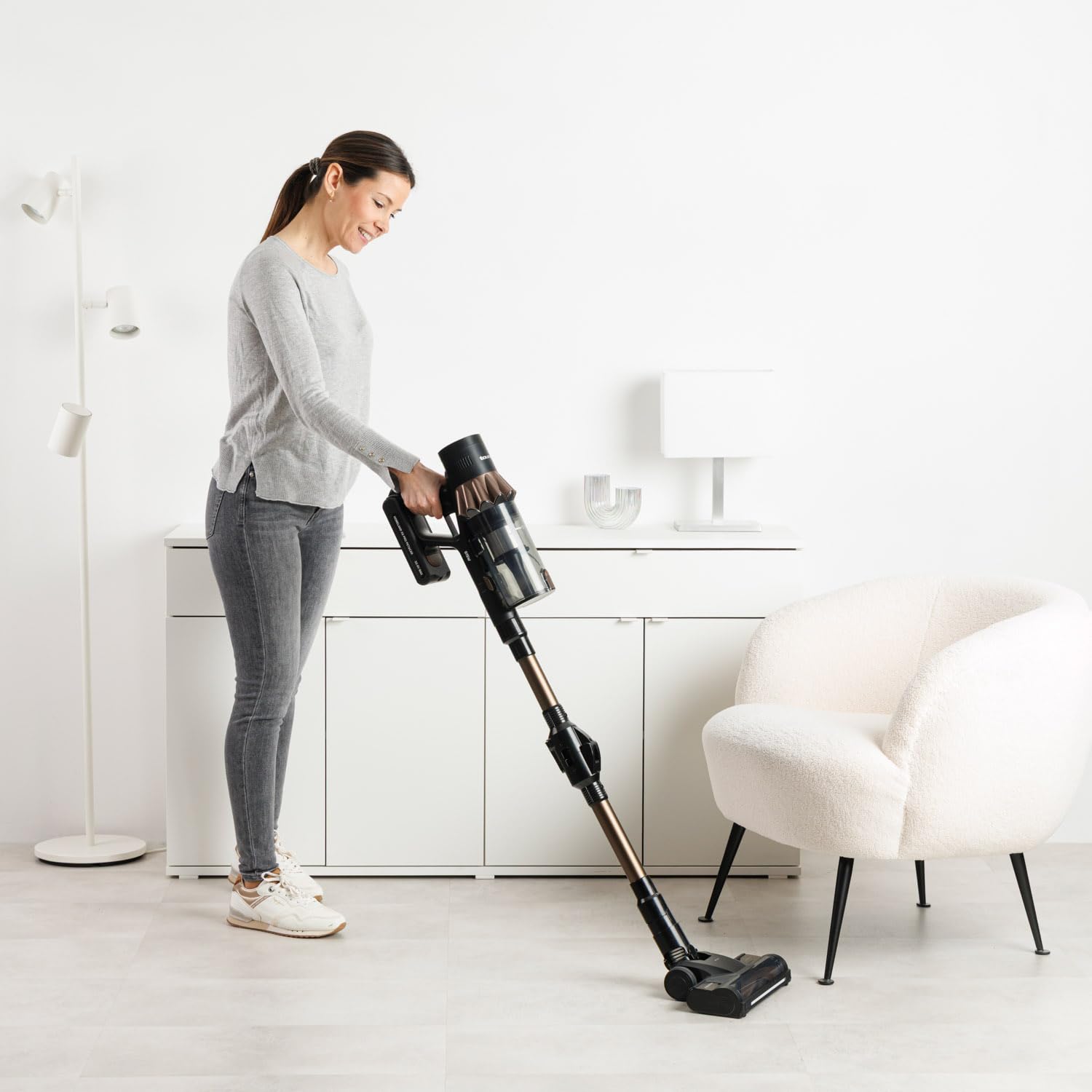 Taurus - Aspirador Escoba Potente Sin Cable 615W con 220AW Potencia de Succión, 90 Min Autonomía, Cepillo Antienredos Tubo Flexible, Luz LED, Depósito 700ml y Mini Turbo Brush para Mascotas y Coche