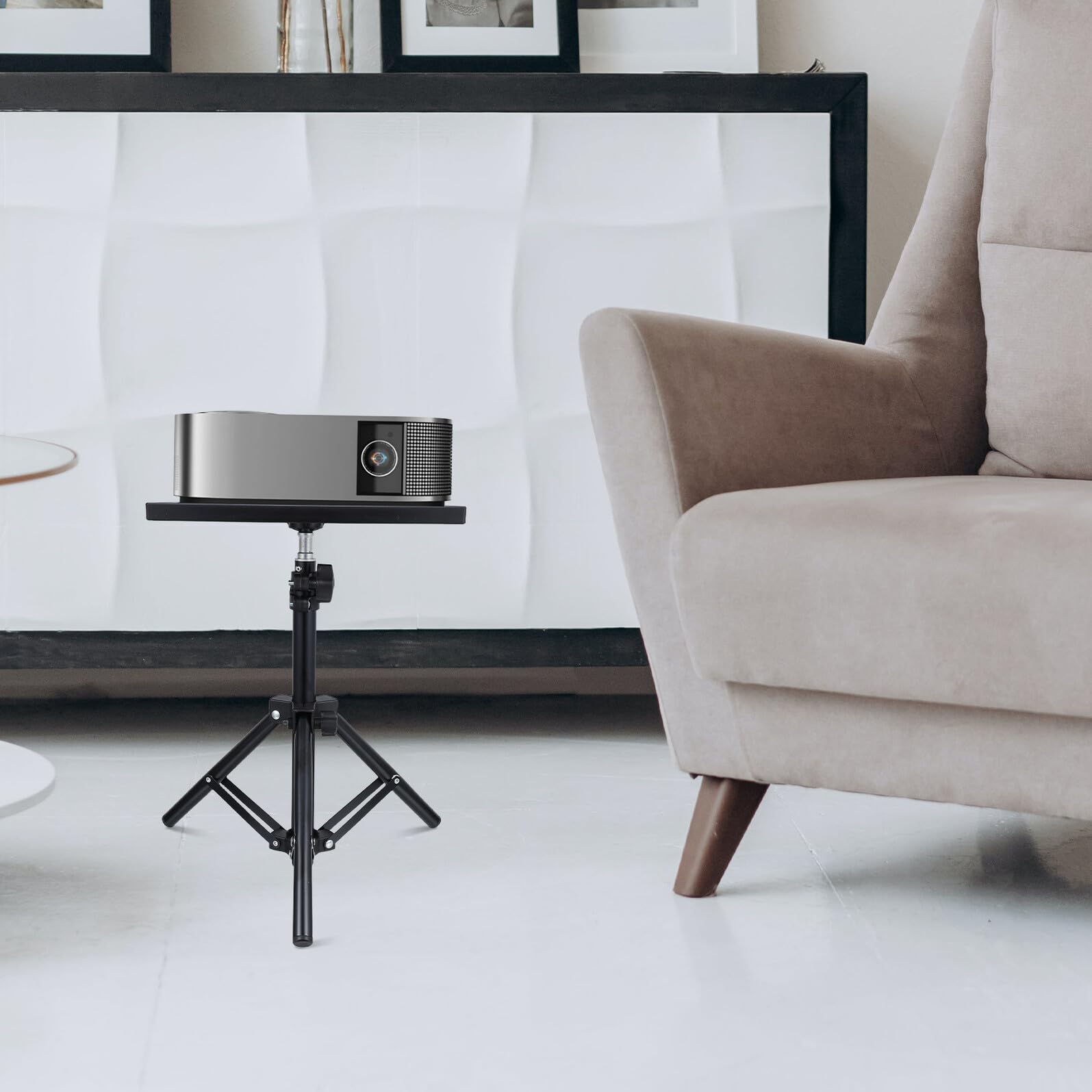 Supporto Proiettore Treppiede Regolabile Nero, Altezza 30-50 Cm | Piano in Abs e Ferro, Design a Tripode, Uso Desktop e Comodino, Installazione Semplice