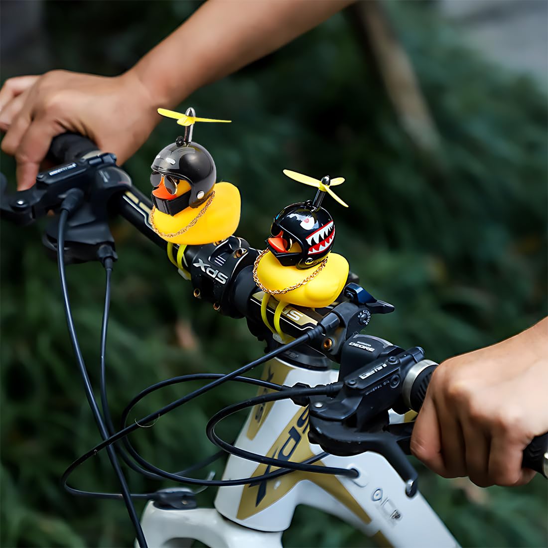 NHQZ – 2 Sonnettes Vélos Canards En Silicone – Klaxon Rigolo Avec Casque Et Hélice – Fixation Adhésive – Rouge + Bleu