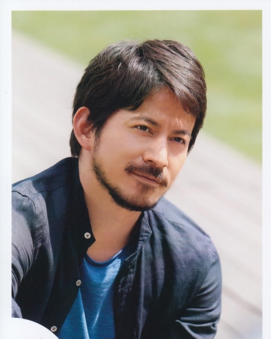 Amazon.co.jp: V6 公式生写真 （岡田准一）VO00001 : Hobbies