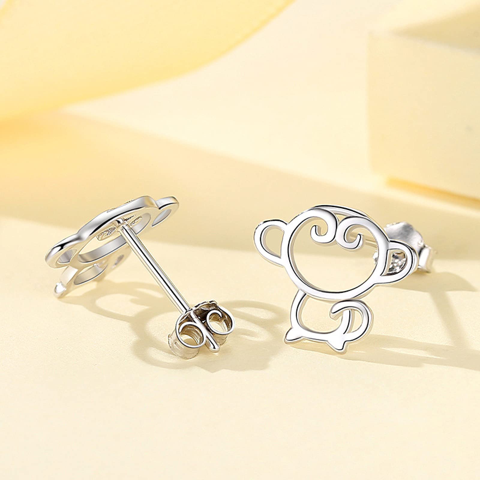 Orecchini a forma di scimmia in argento sterling su pesanti fili