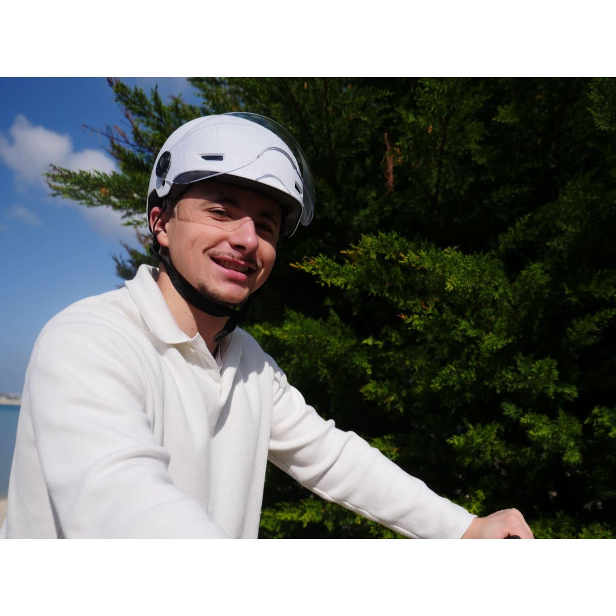 CoolRide - Casco urbano de moda con visera ajustable y headlock de 55-58 cm, color blanco, 6 ventilaciones, carcasa ABS resistente, certificado CE en 1078, confort óptimo, para bicicleta, patinete