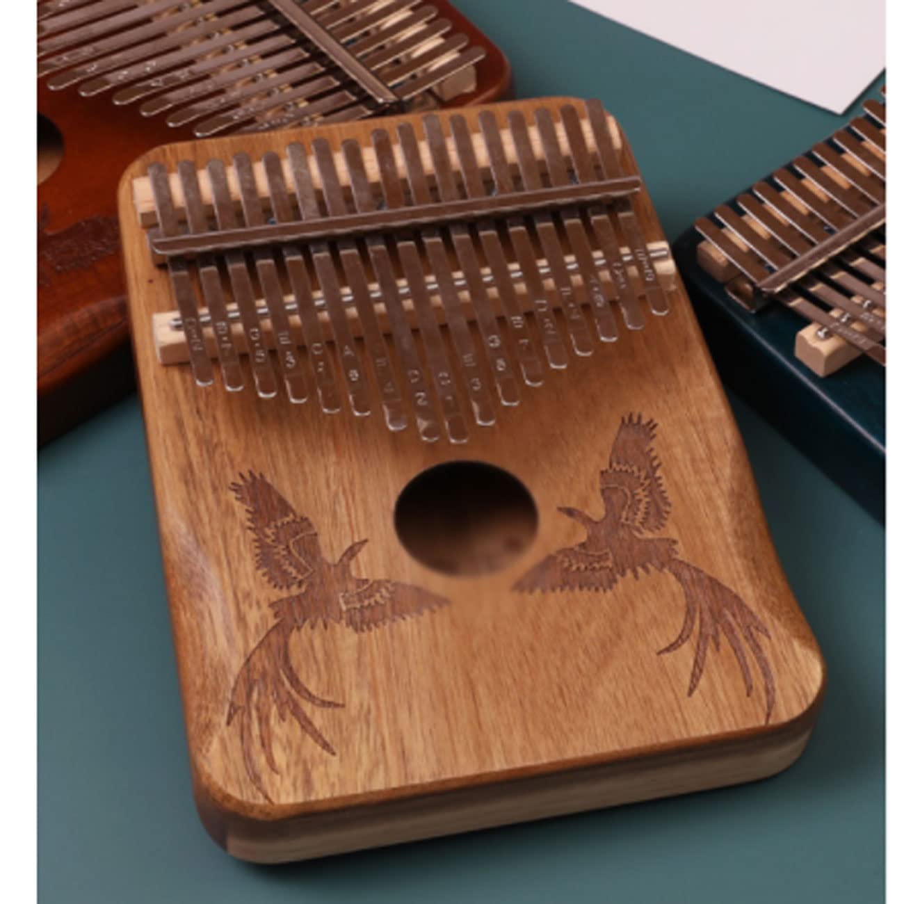 Suono Squisito Strumento Musicale in Legno per Pianoforte a Dita per Principianti ， inciso con Uno Squisito Motivo a Fenice ， Musica di Compleanno Facile da Giocare