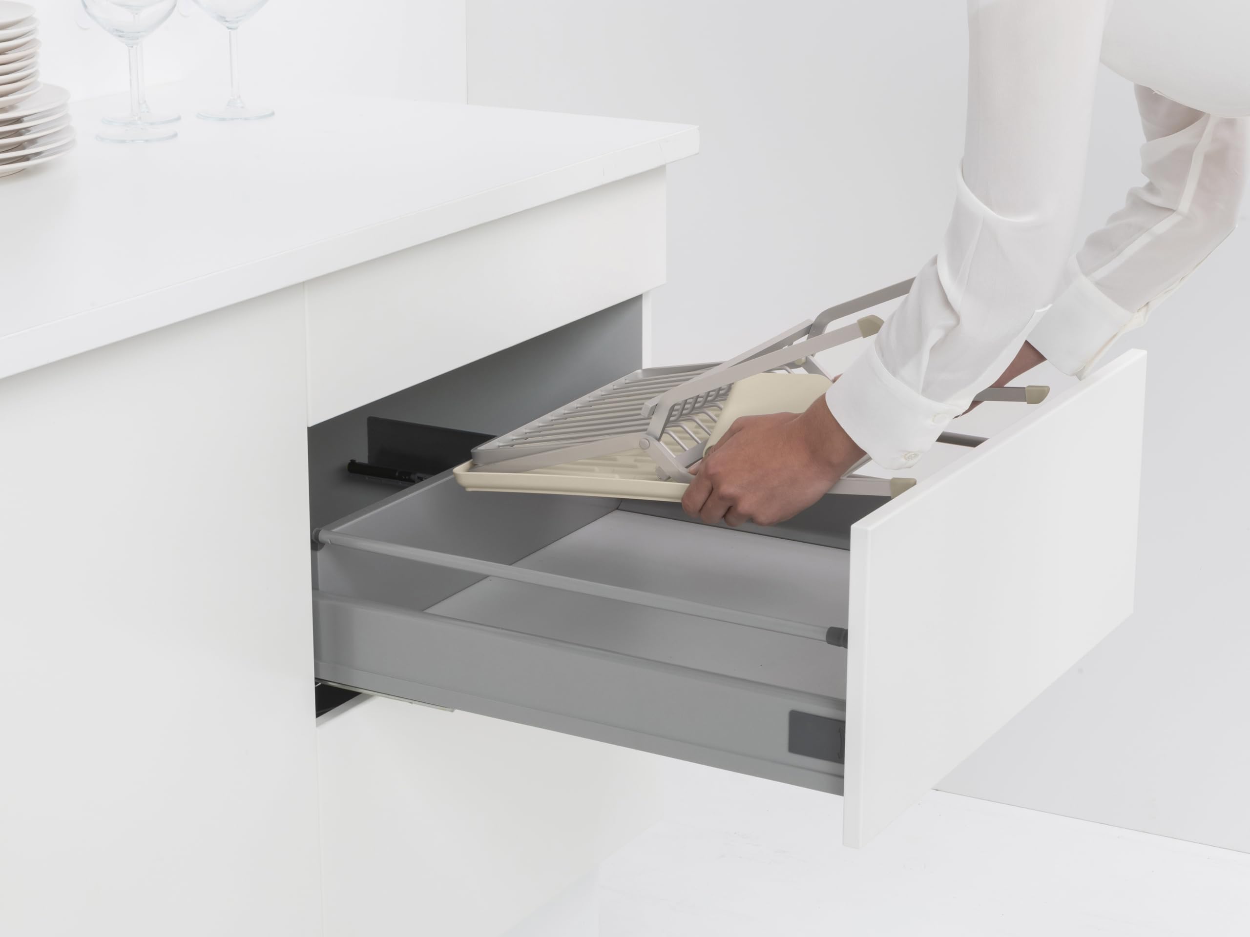 Brabantia SinkSide faltbares Geschirrabtropfgestell (Soft Beige), schlankes Abtropfgestell mit abnehmbarem Besteckkorb, vielseitige Geschirrablage für Geschirr und Küchenzubehör