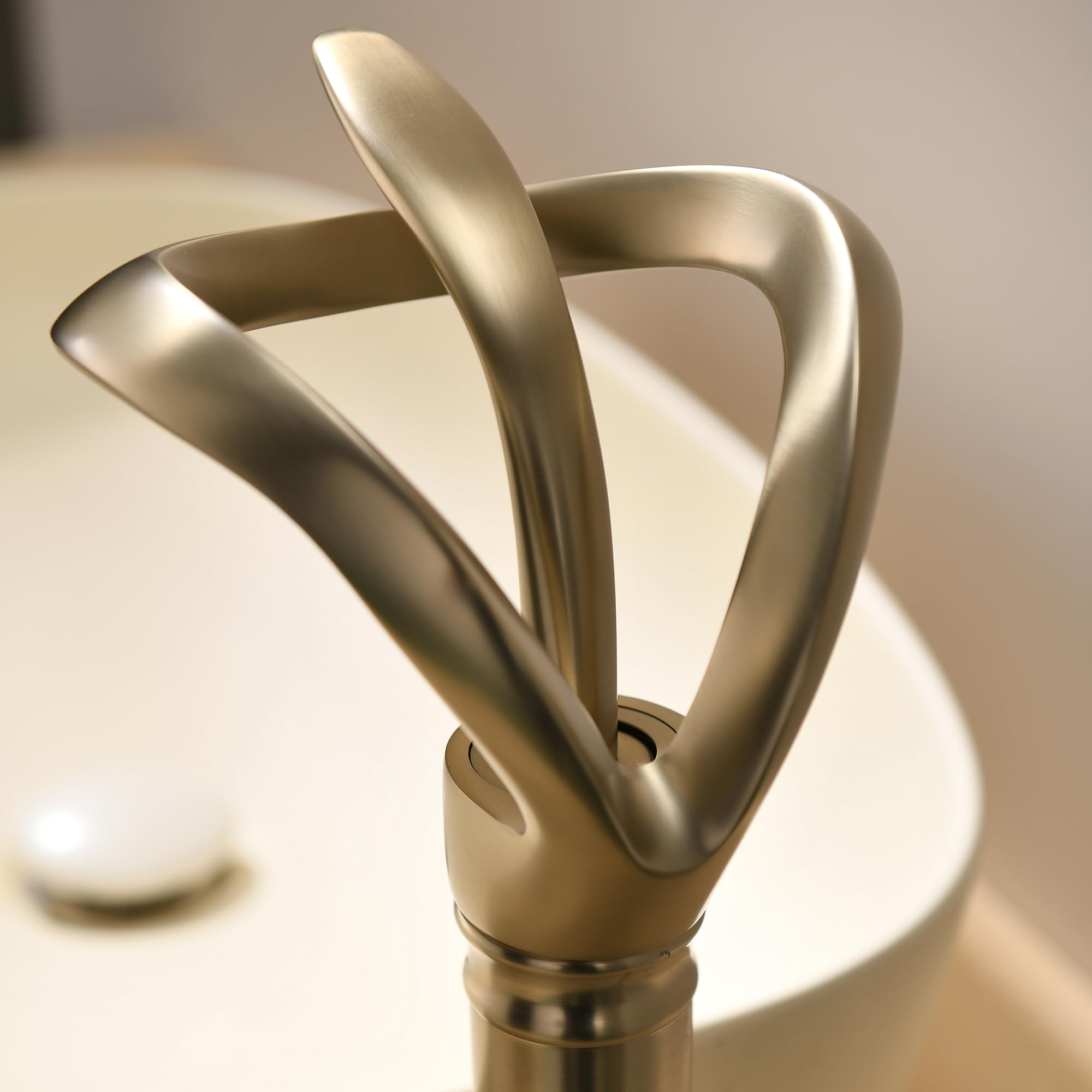 Grifo de baño de cascada de oro cepillado, grifo mezclador moderno de latón para lavabo de baño, grifo de tocador de una sola palanca, elegante diseño de flujo de cascada (alto)