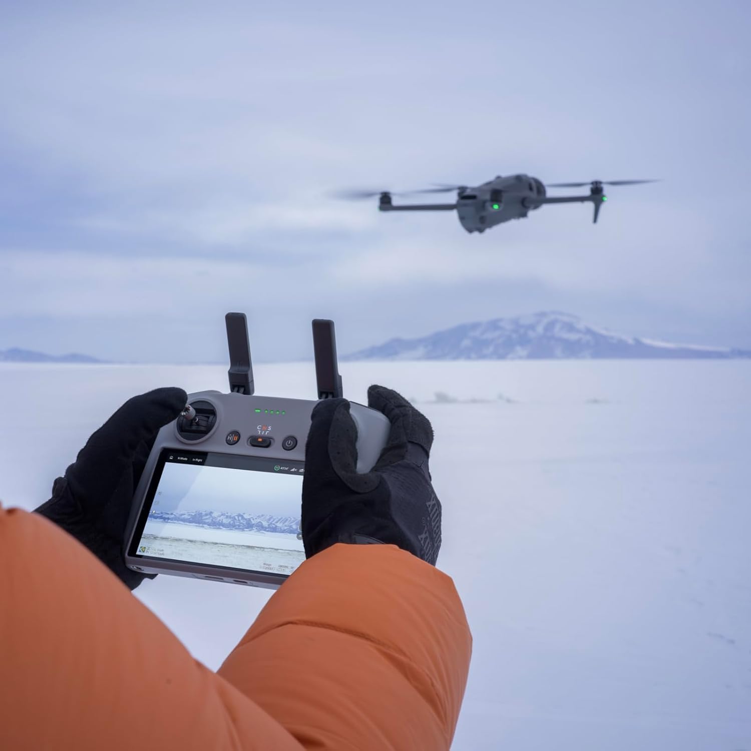 DJI Mavic 4 Pro con DJI RC 2, drone di punta con tripla fotocamera | Fotocamera Hasselblad da 100 MP con CMOS 4/3, drone per professionisti, trasmissione video a 30 km, volo fino a 51 minuti
