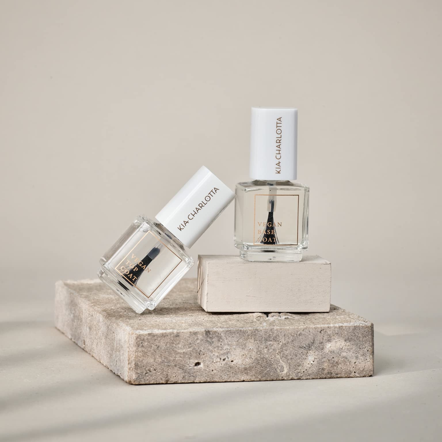 Kia-Charlotta, 100% Veganer Nagellack, Set, 1x Farbe Courageous (Taupe) + Unter- & Überlack + natürlicher Nagellackentferner 40 Pads, bis zu 87% natürlich, Schadstoffarm, Premium Qualität