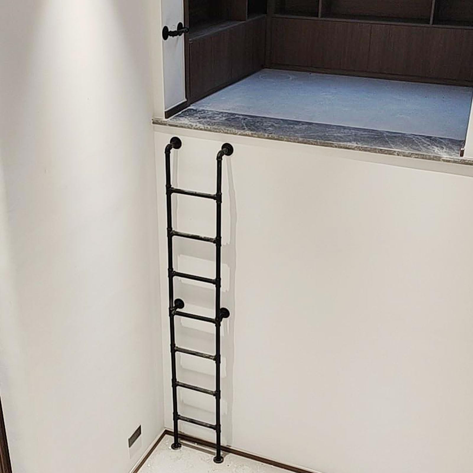 Escalera de salida para sótano metálica: solucione la falta de acceso al ático