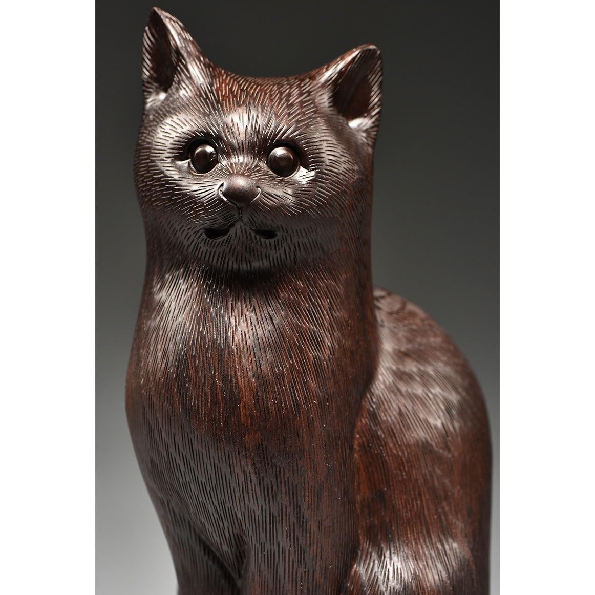 Houten katten beeldje miniatuur houtgesneden kitten standbeeld