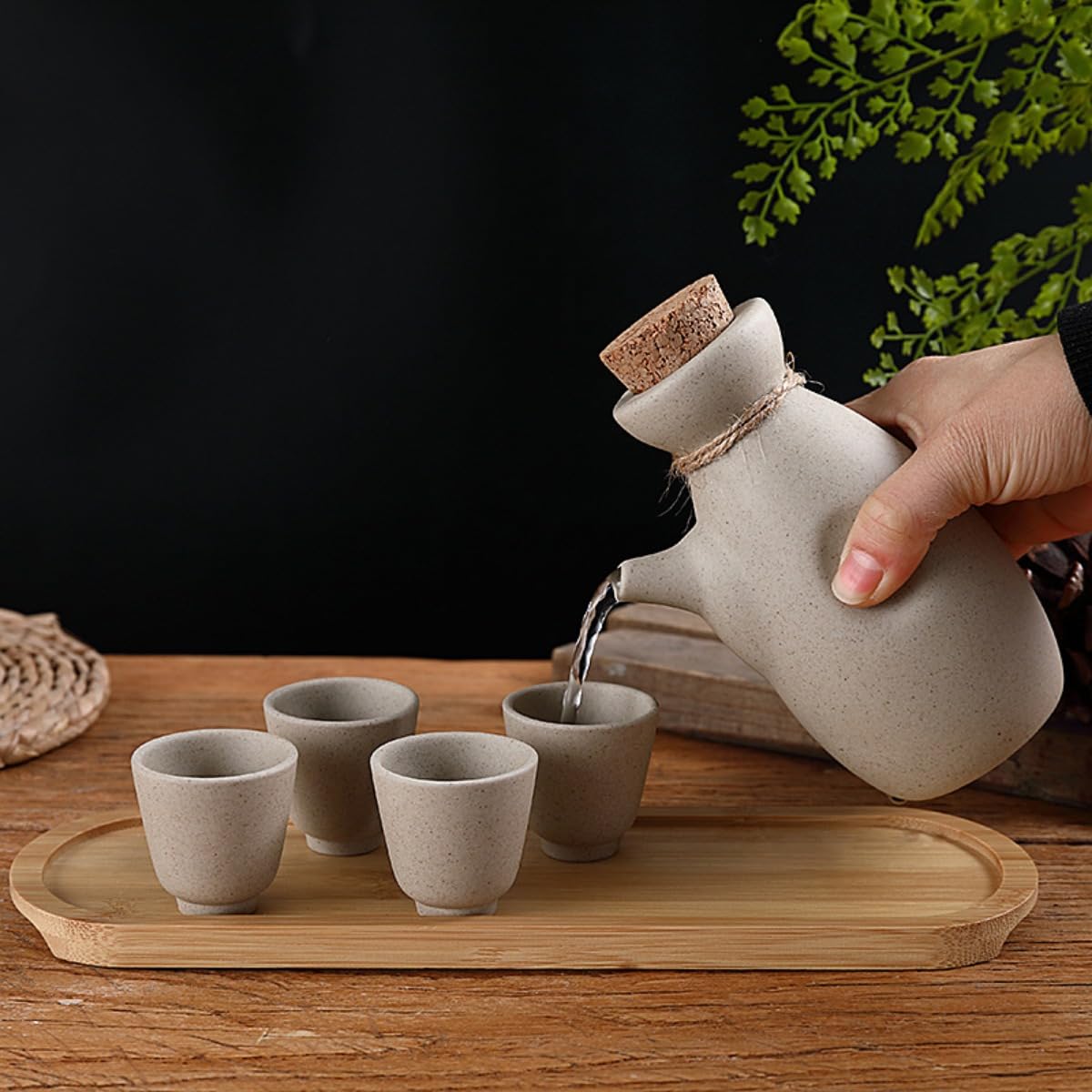 Service à saké japonais traditionnel en céramique avec 1 carafe à saké, 4 tasses à saké et 1 plateau en bambou