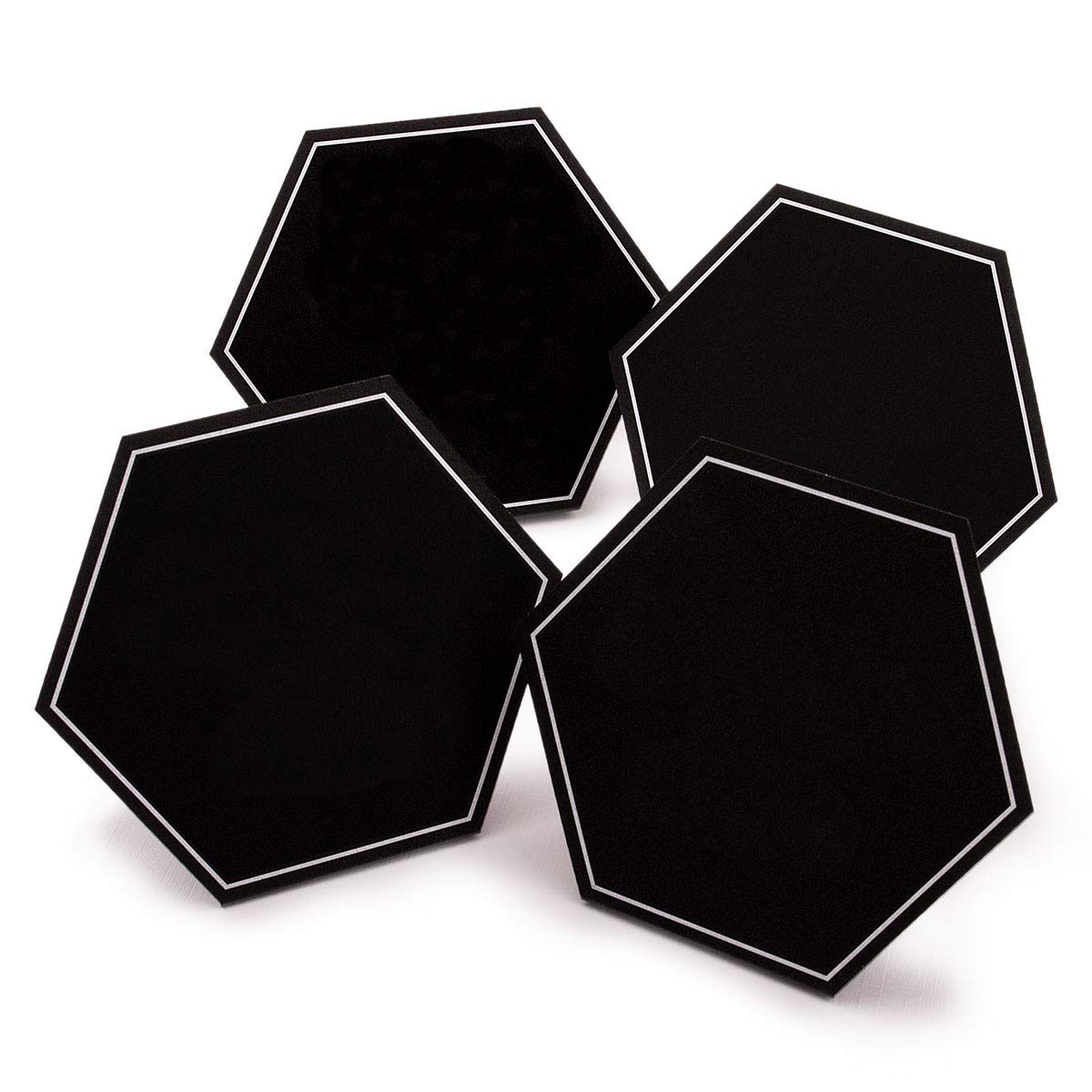 Cartons de table hexagonaux pour mariage sur une table de fête bohème chic