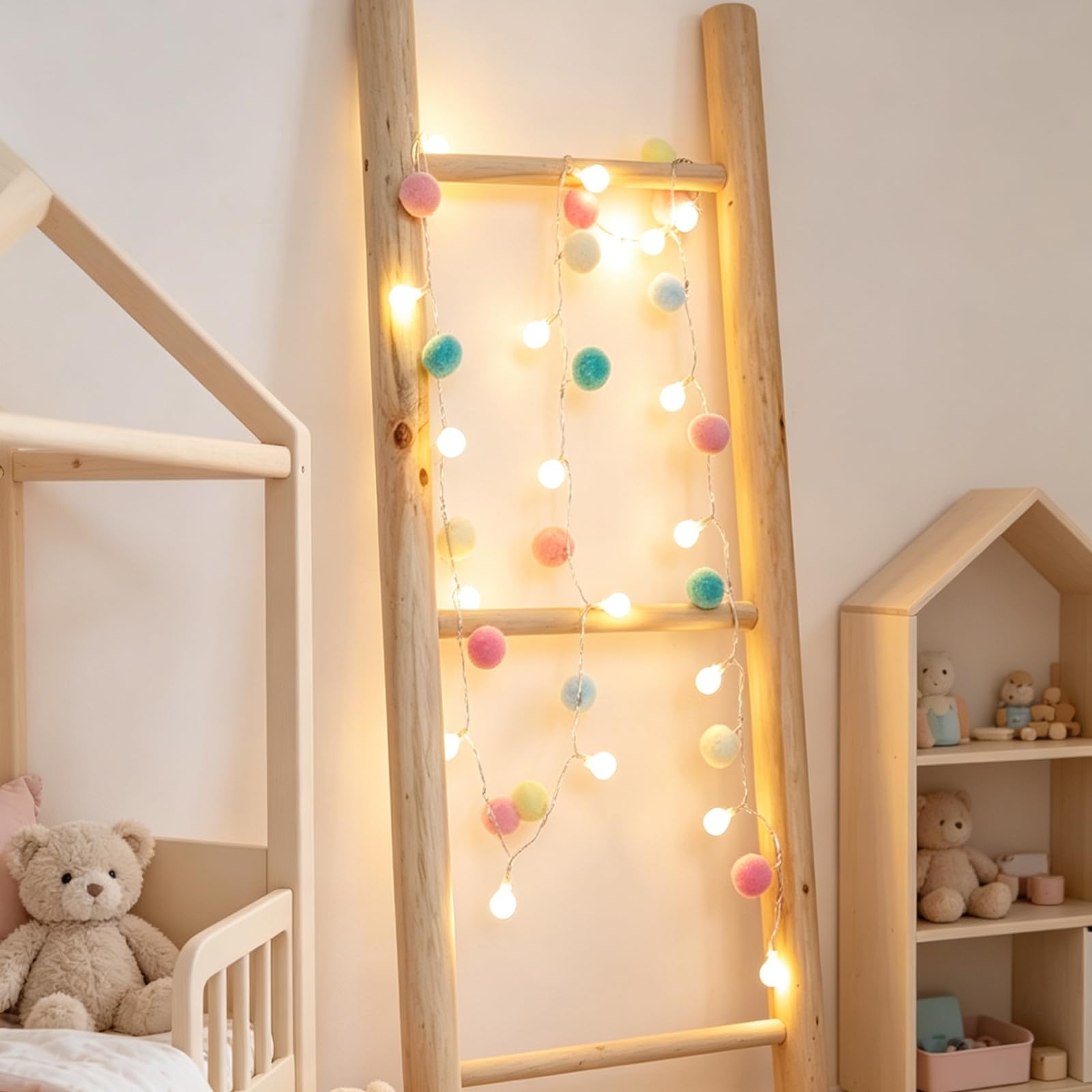 Guirlande lumineuse à pompons – 30 LED à piles et USB avec boules en forme de globe blanc chaud – Jolie décoration d'intérieur pour chambre à coucher, chambre d'enfant, maison de jeu, rentrée scolaire