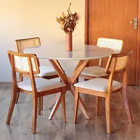 Sala de Jantar Mesa de 90cm Redonda Off White com 4 Cadeiras em Madeira Maciça e Telinha Rattan