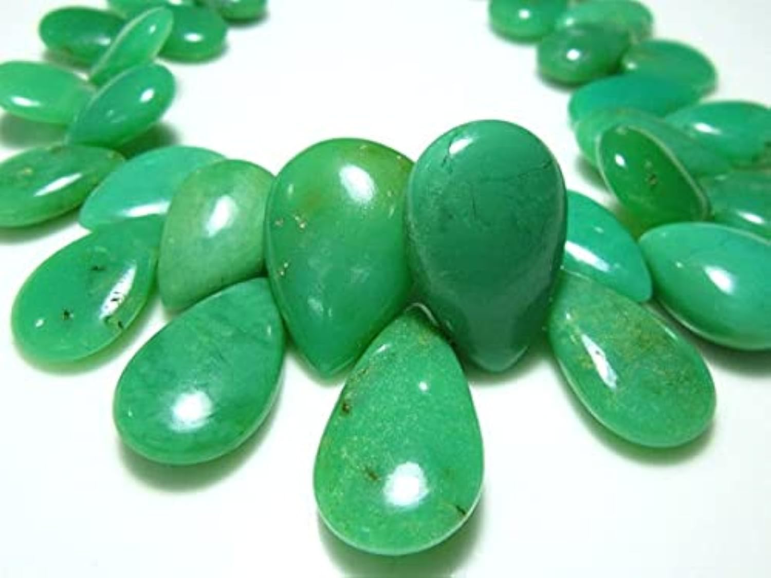 Chrysoprase pierre naturelle poire pour concevoir vos bijoux d'été bohème
