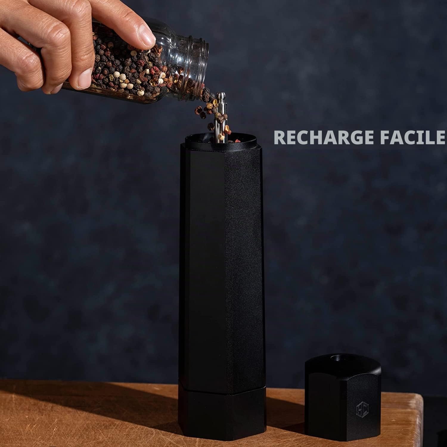 HexClad HexMill Moulin à poivre de qualité professionnelle très résistant, rechargeable, en aluminium noir mat, dix réglages de mouture grossière réglables