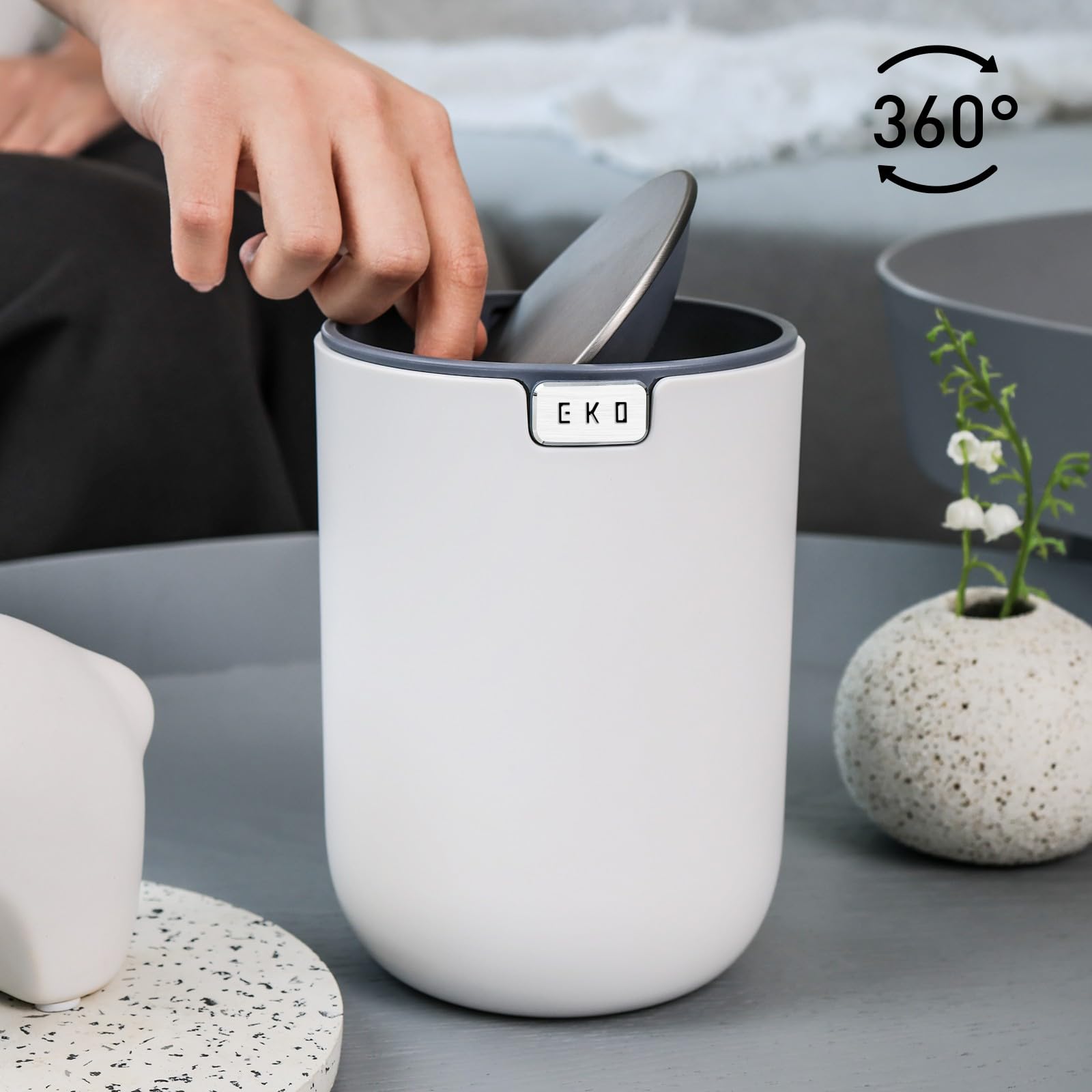 EKO - Minicubo de basura de escritorio con tapa abatible de 1,5 L y base pequeña y redonda para oficina, hogar, coche (blanco)