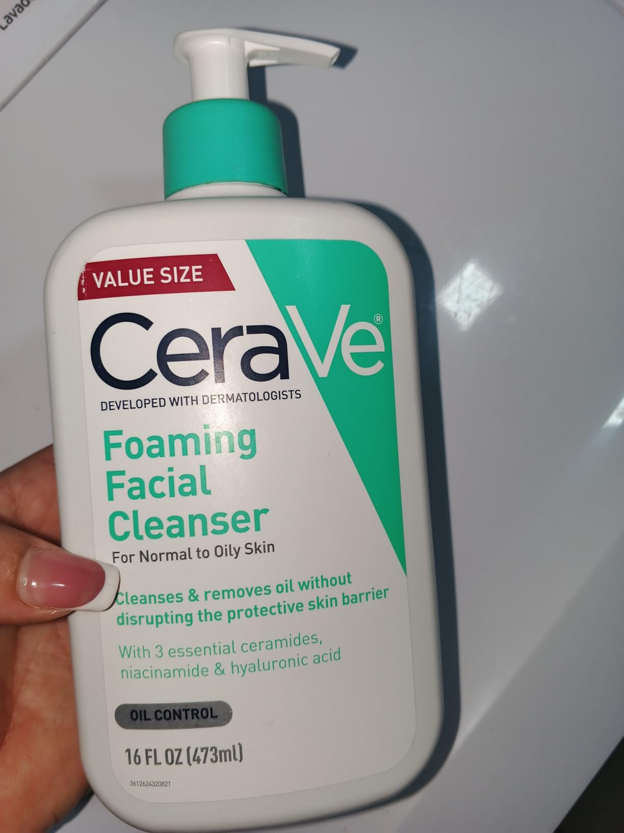 CeraVe Foaming Facial Cleanser, Daily Face Wash for Oily Skin, Hyaluronic Acid + Ceramides + Niacinamide, Fragrance Free, Non-Drying Oil Control Face Wash, 16 Fluid Ounces