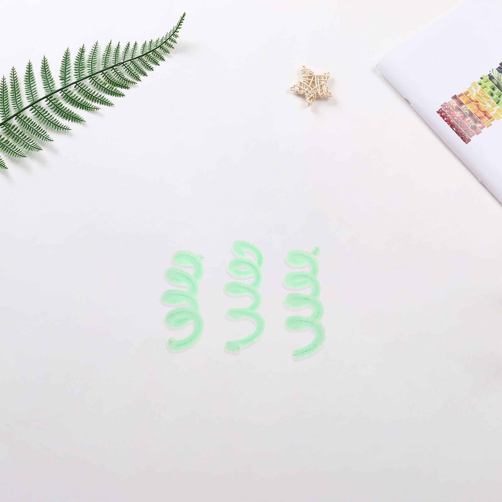Scovolini Ciniglia per Bricolage 600 Pezzi Verde Chiaro | Peluche e Metallo, Fili Flessibili per Lavori Creativi, Adatti a Casa e Aula, per Adulti e Bambini