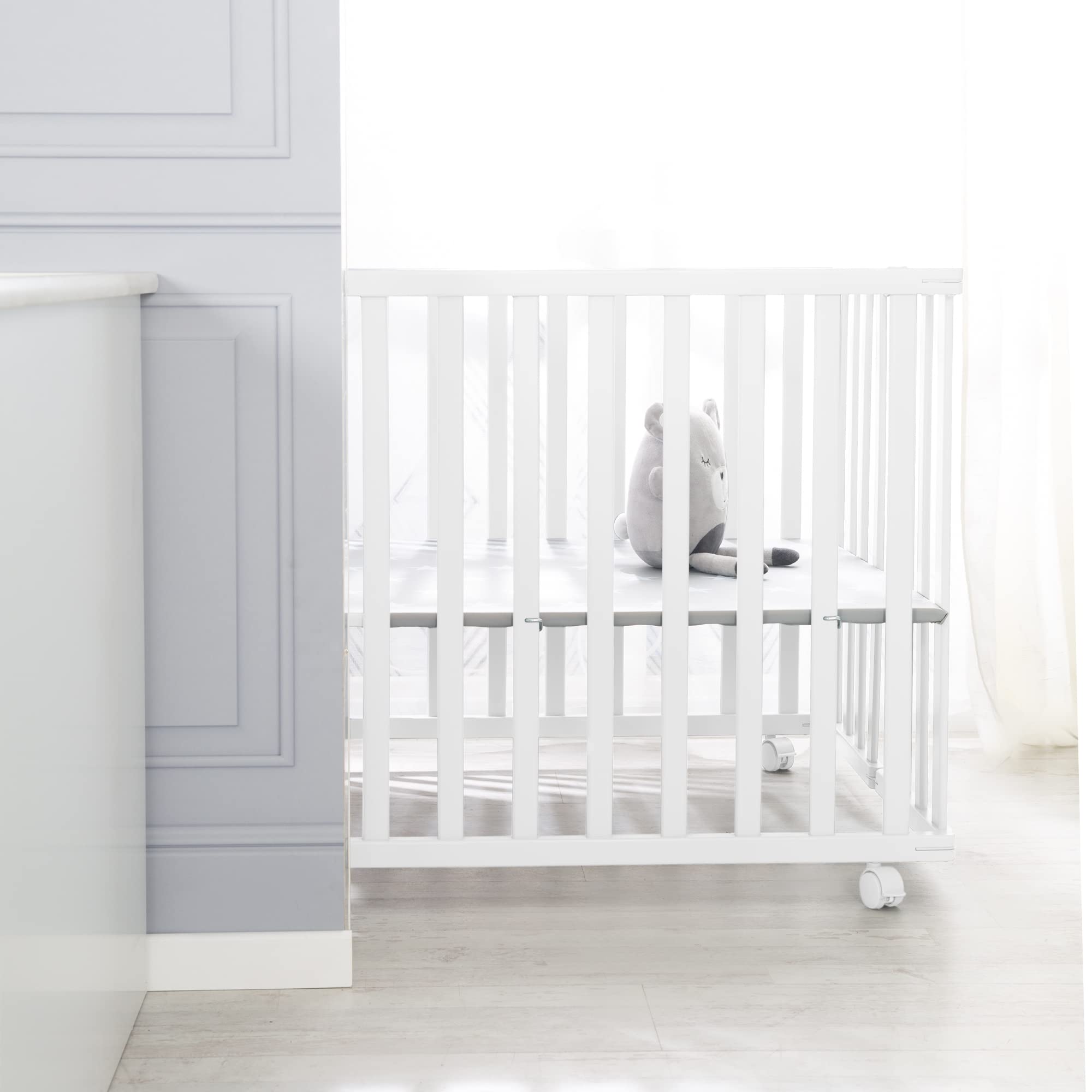 roba Parc Bébé Pliable en Bois 74 x 100 cm + Tapis de Parc Little Stars toilé Gris - Évolutif et Peu Encombrant - Hauteur Ajustable 2 Fois - 4 Roulettes à Freins - Laqué Blanc