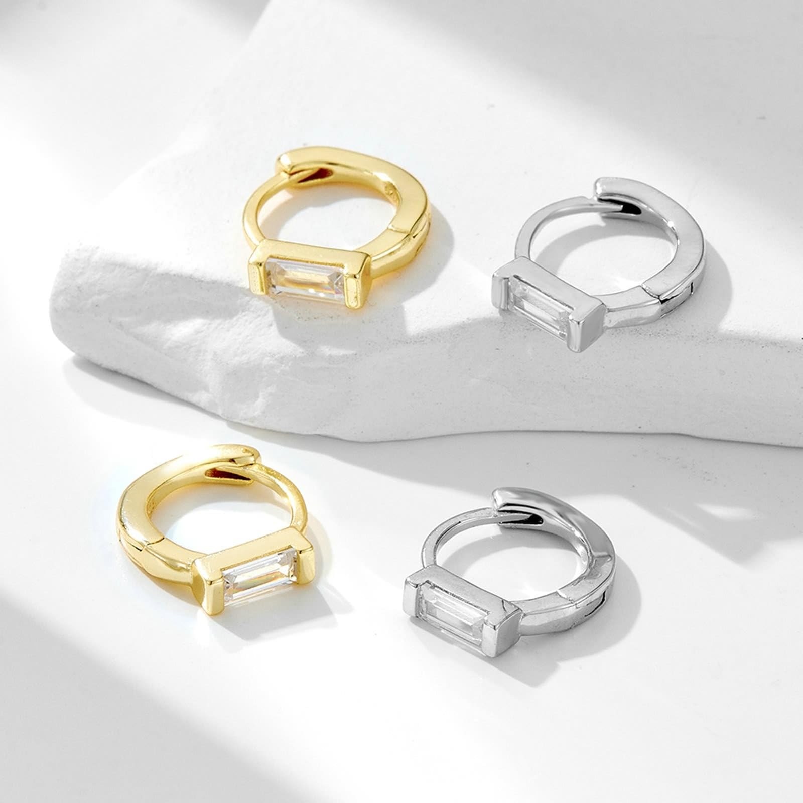 Au750 - Orecchini a cerchio in vero oro, con moissanite, solitario PT950 e platino