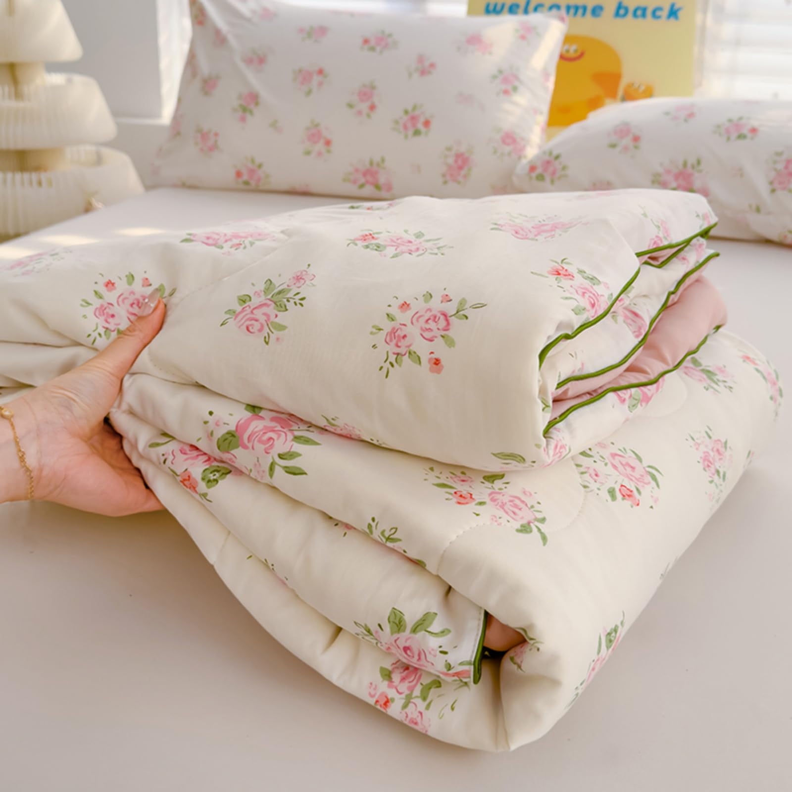 Odot Coverless Duvet 4.5 Tog for Single Double King Size, Summer Duvet No Cover Cosy and Lightweight Quilt Breathable Bedspreads Quilted Throw for Beds (Small Roses,150 * 200cm)