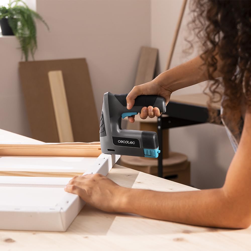 Cecotec Grapadora con Batería FastTacker 4000 4V 1500mAh, 2in1 Compatible con Grapas y Clavos, Incluye Quitagrapas y 9000 Grapas y Clavos, Clava hasta 10mm de Profundidad