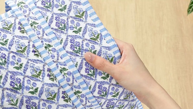 Bolso Tote acolchado Hsei con estampado floral azul miniatura 7