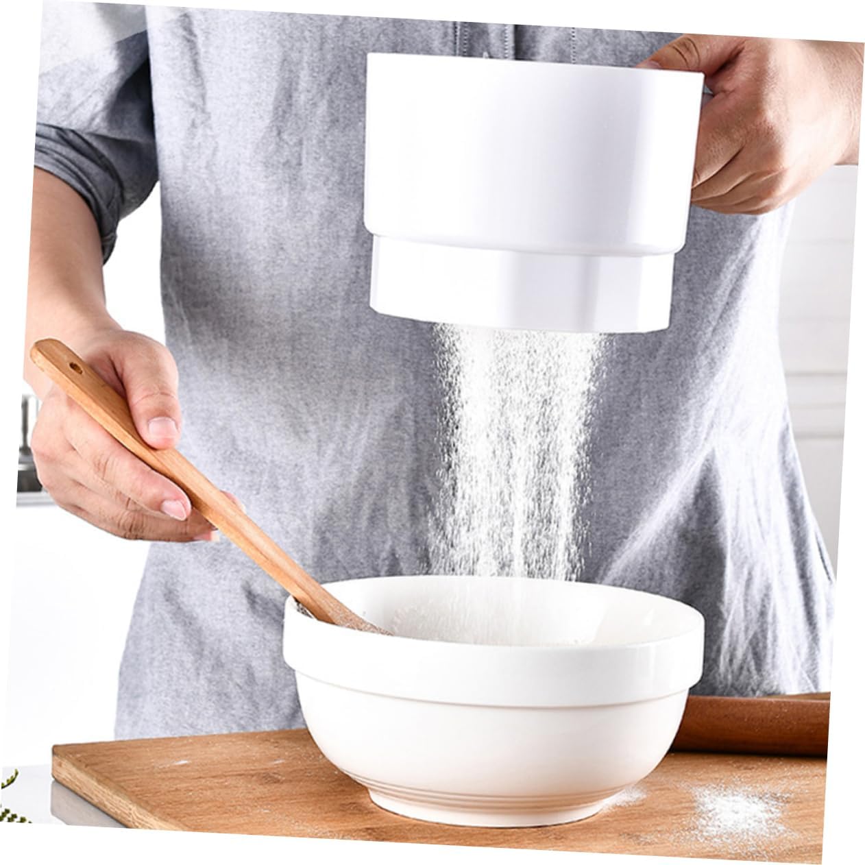 Garneck Electric Handheld Stainless Steel Flour Sifter Battery-powered Baking Tool for Home Restaurant and Hotel Use Easy to Operate Fine Mesh Design for Efficient Flour Dusting