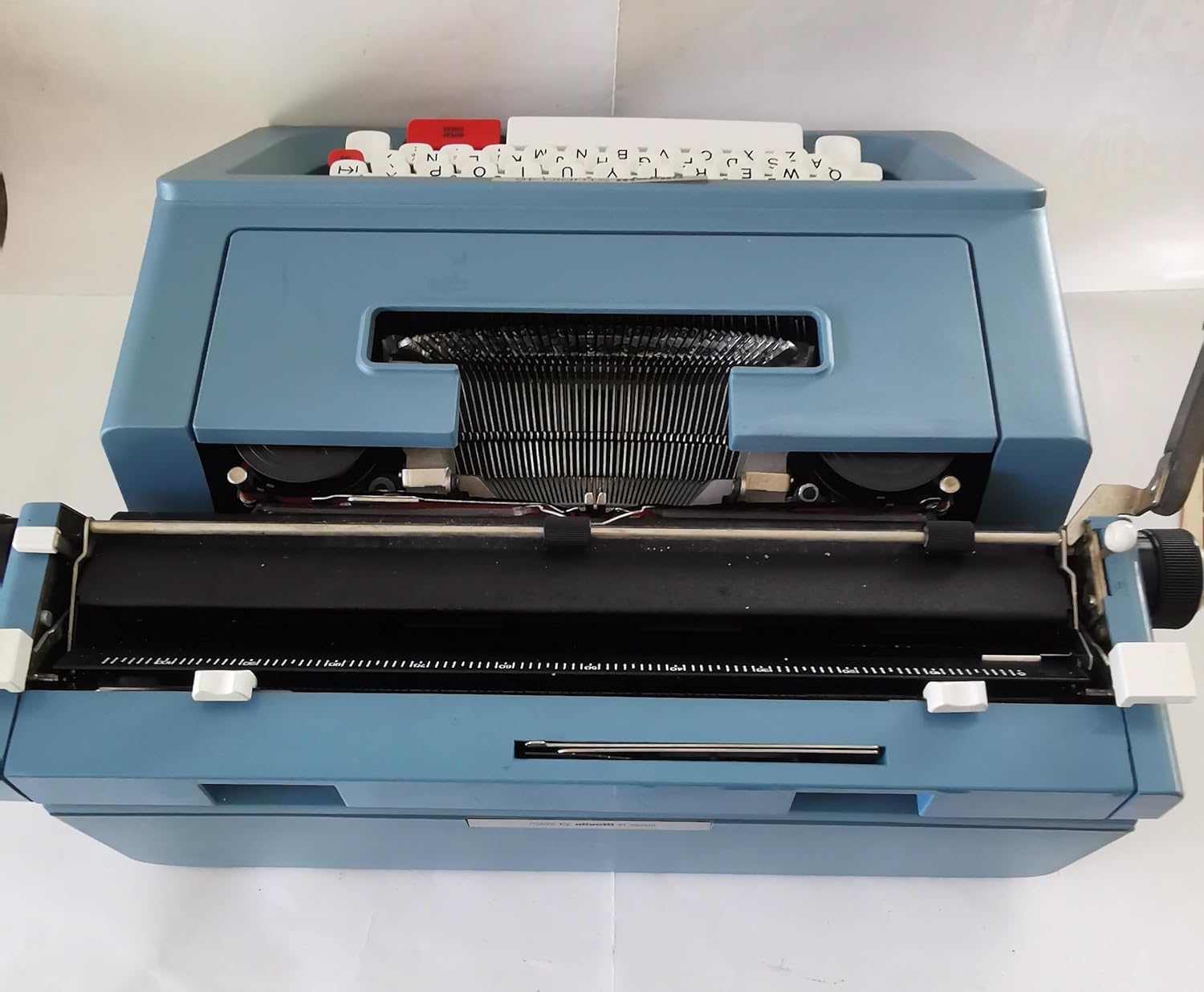 Vintage Olivetti Studio 46 Typewriter - Keyboard in Spanish