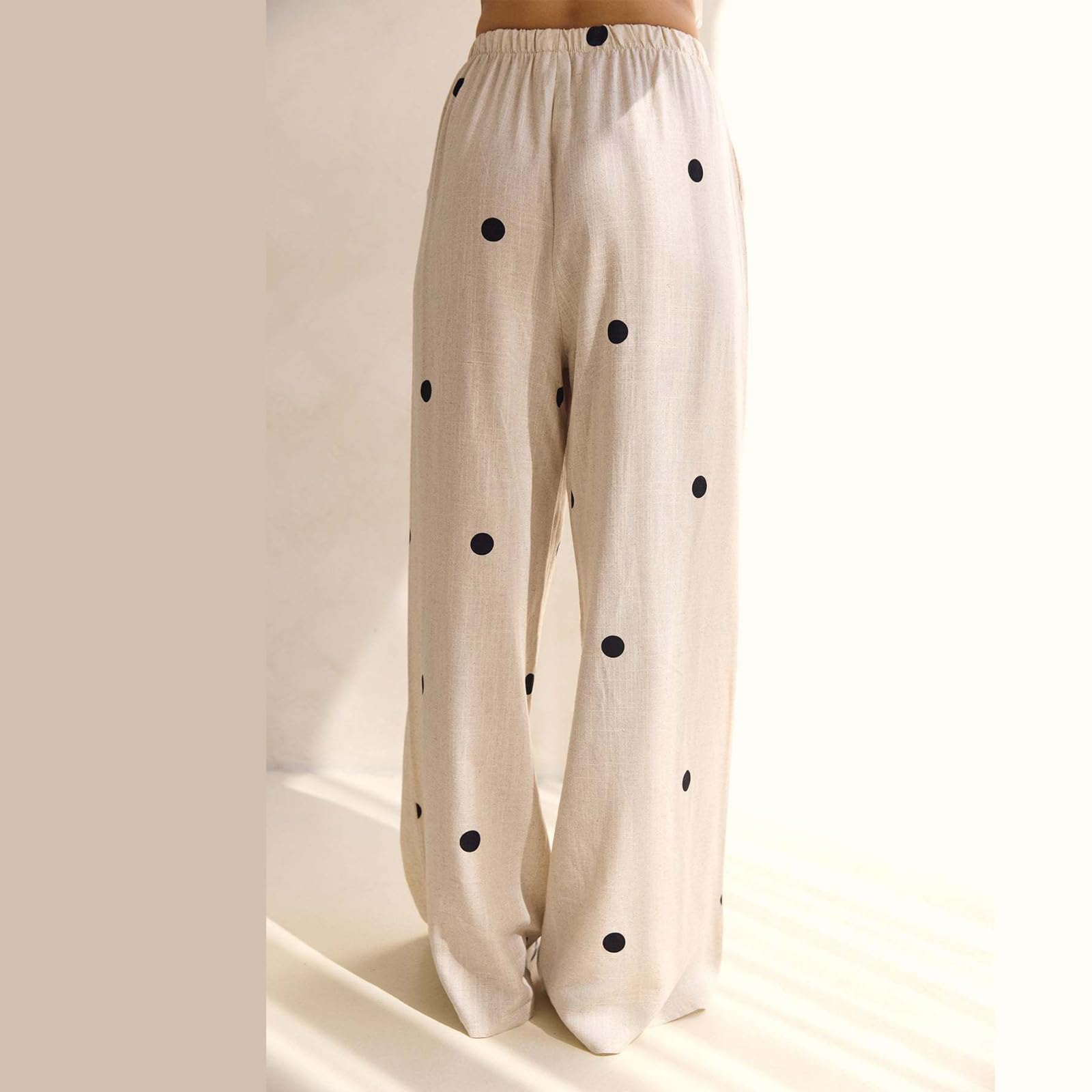 Ensemble deux pièces à pois pour femme : haut bustier sans bretelles et pantalon large taille haute. Collection été 2026.