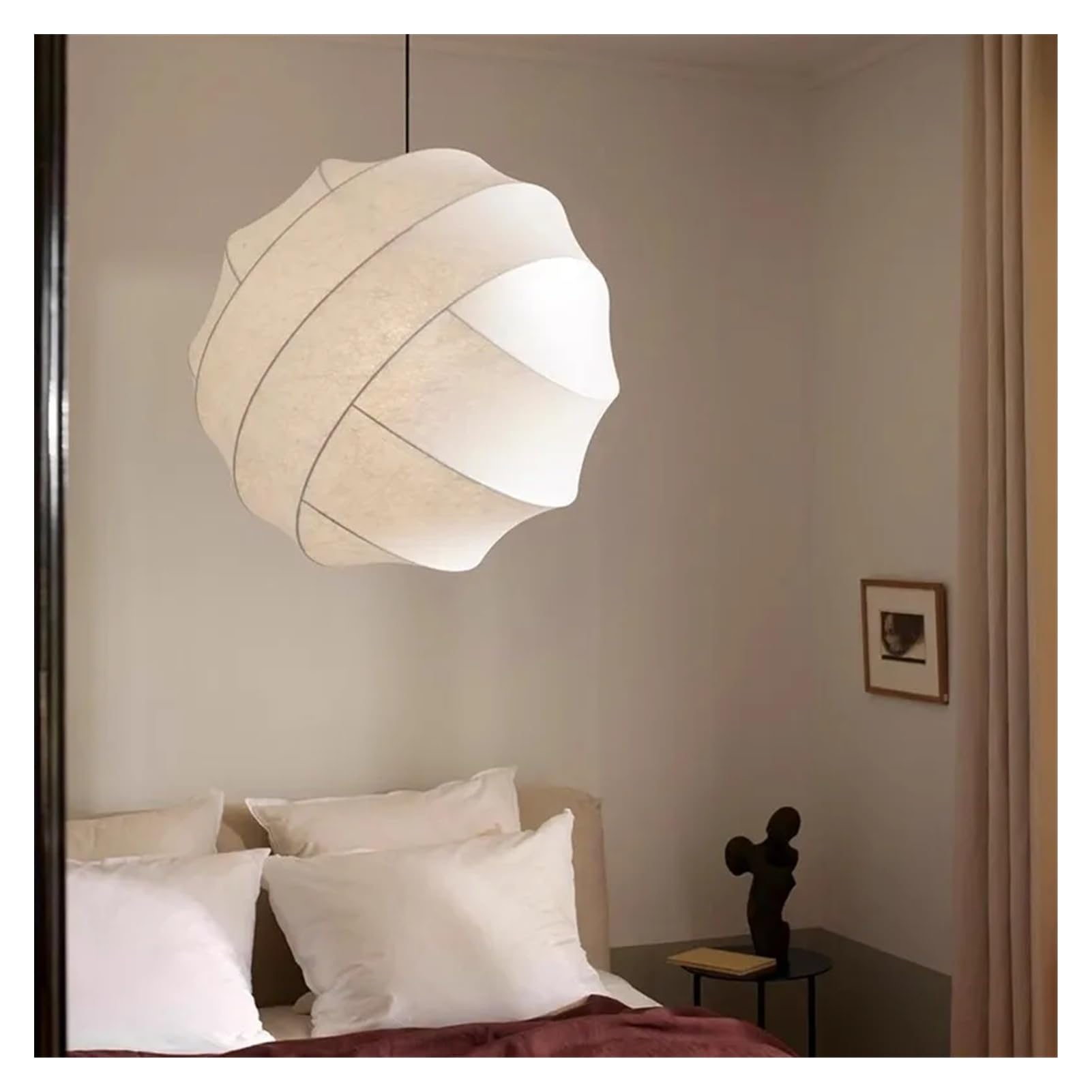 Suspension boule en soie blanche de 30cm pour créer une ambiance zen dans votre chambre à coucher