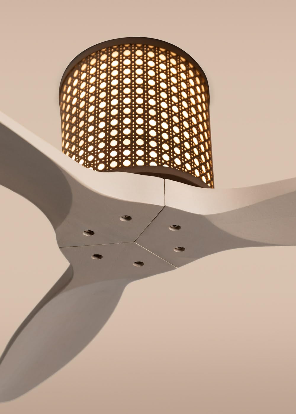 CREATE / WIND CALM CUSTOM RATTAN/Ventilador de techo ratán oscuro aspas madera natural arena con mando / 40W, Silencioso, Ø132 cm, 6 velocidades