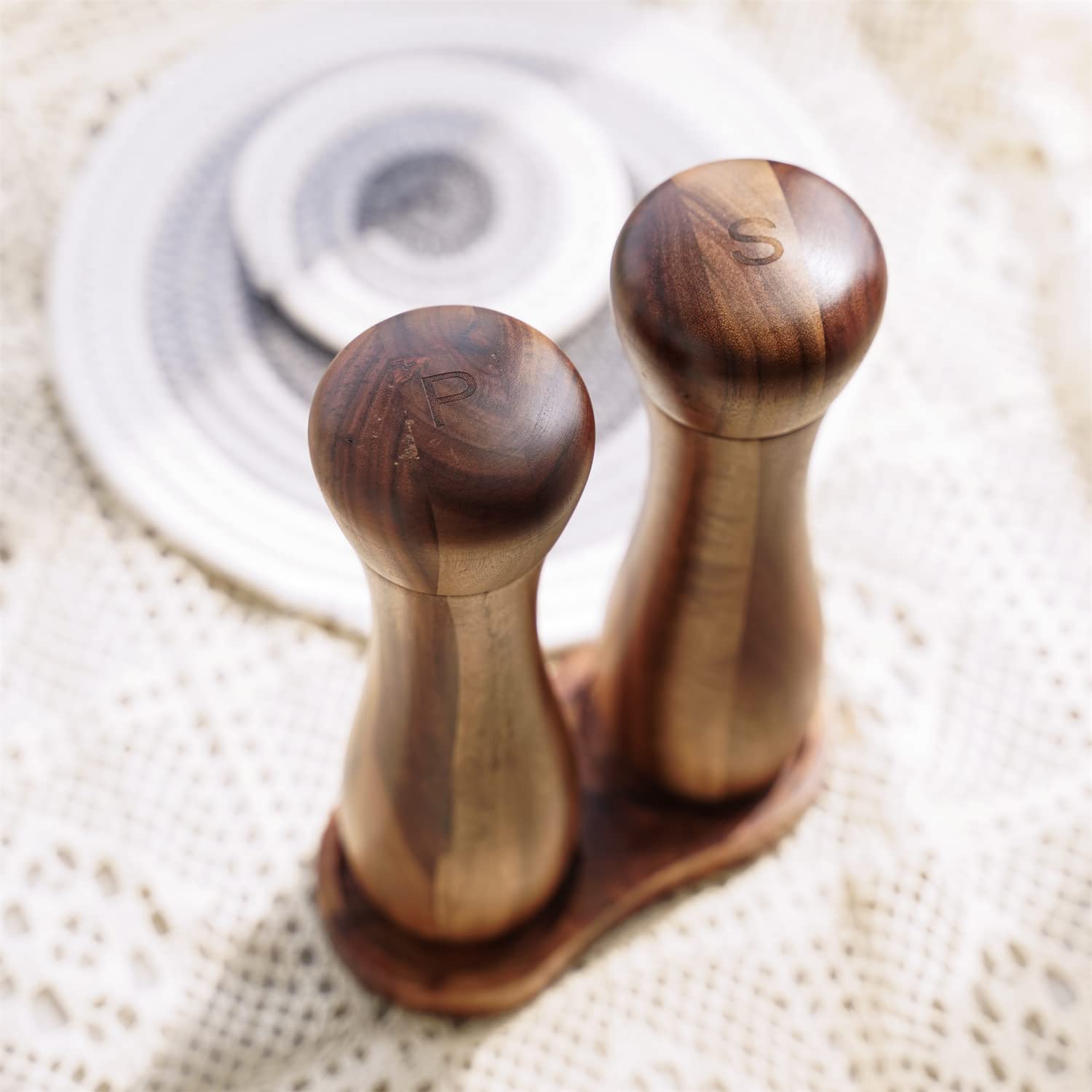 Zestaw młynków do soli i pieprzu DeroTeno wraz z podstawką. Dwa młynki do soli i pieprzu z ceramicznym mechanizmem mielenia. Drewno akacjowe, wysokość 20,5 cm, średnica 6 cm.