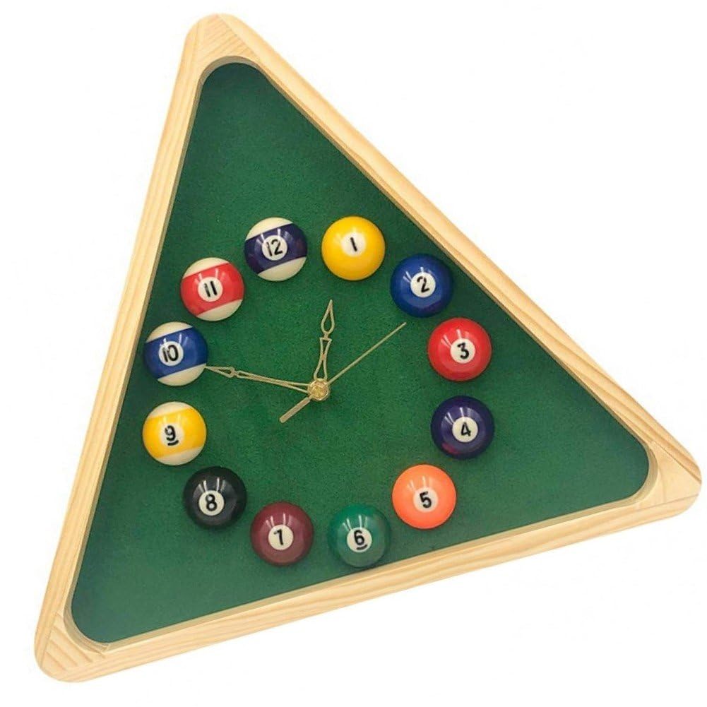 Horloge de boule de billard triangulaire en bois contre mur vide