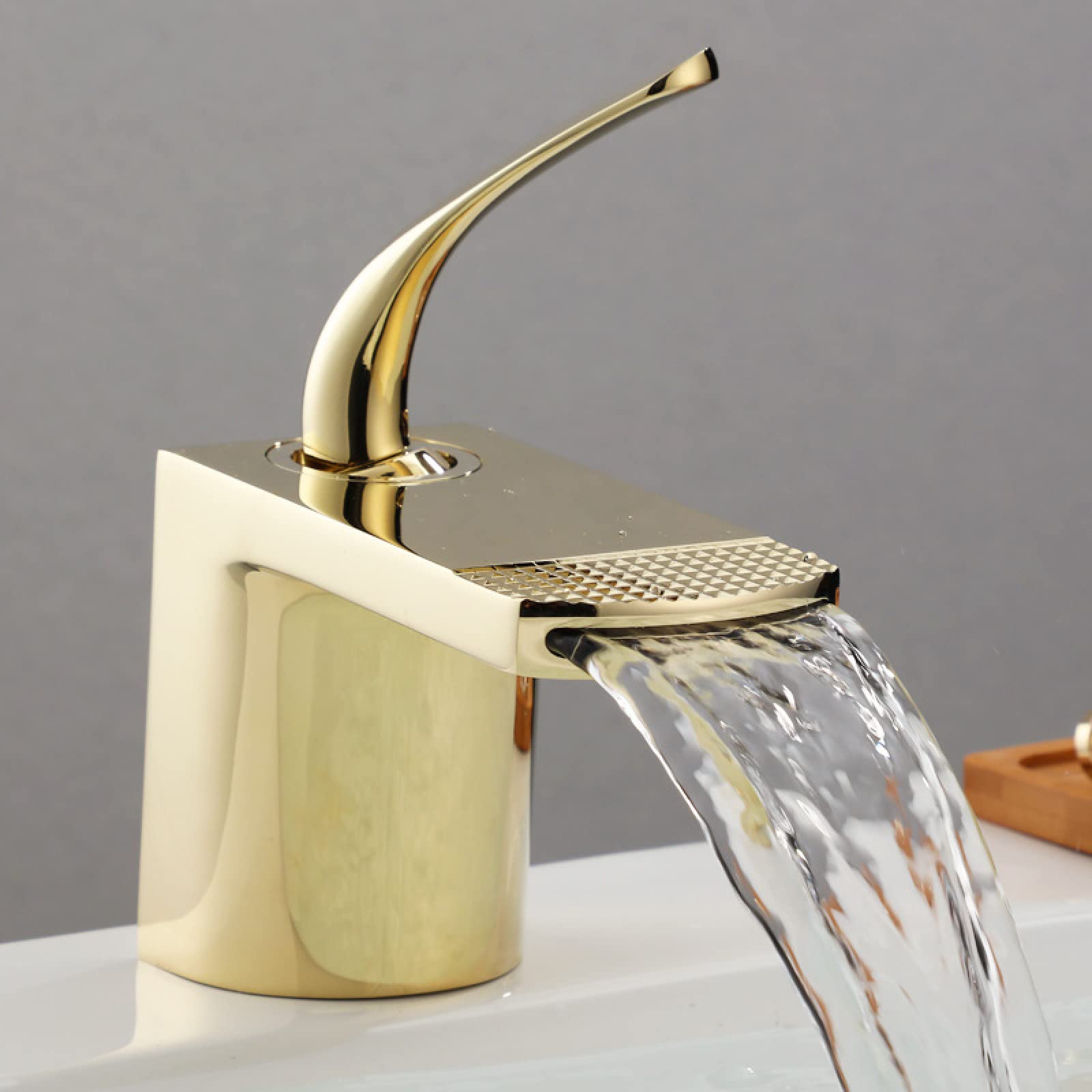 Robinet de lavabo cascade or en laiton massif pour une salle de bain moderne