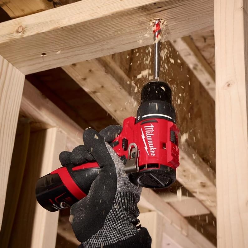 Milwaukee M12BLDDRC-202C - Kit compatto per trapano brushless da 12 V, 2 batterie da 2,0 Ah