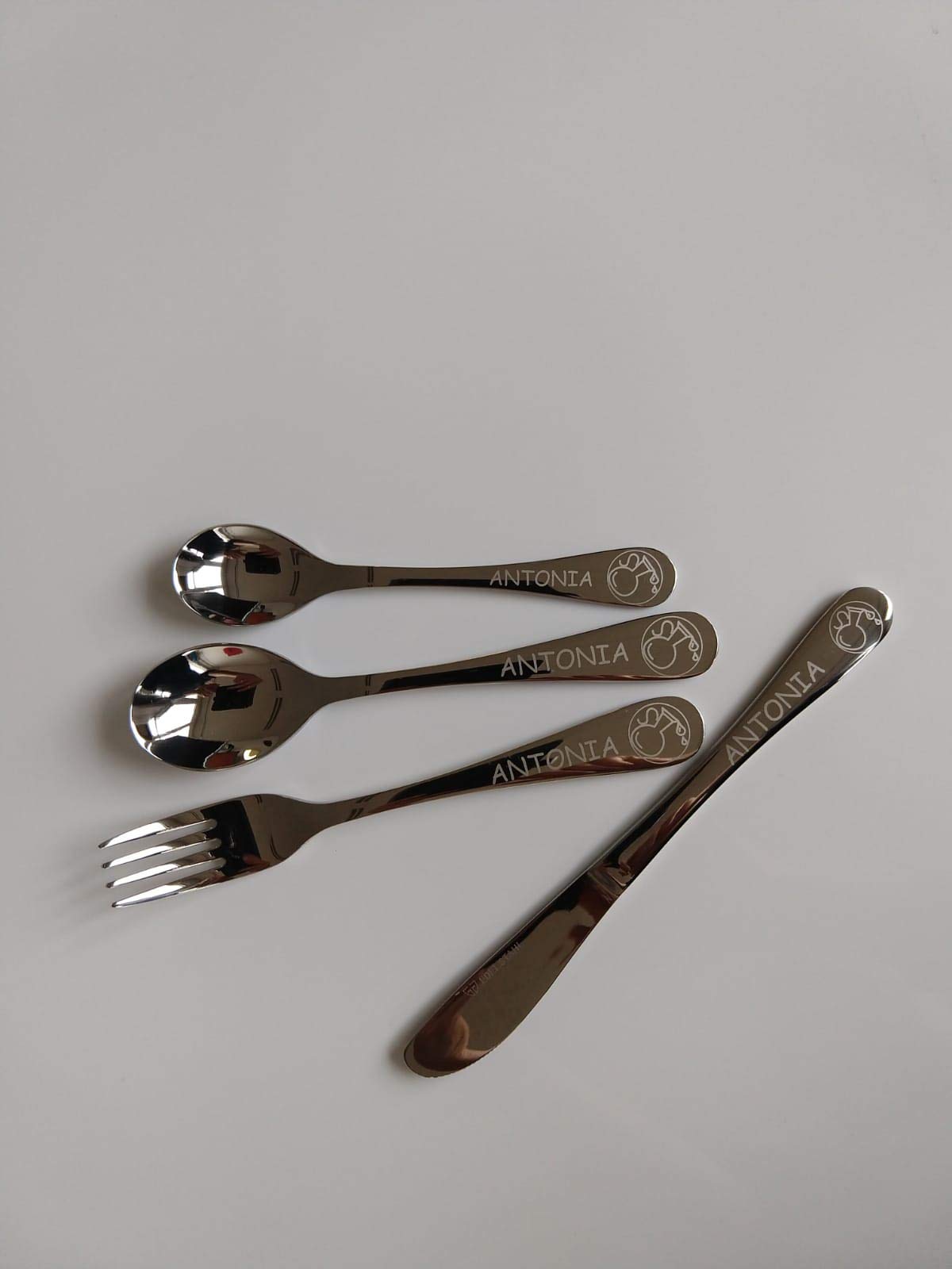 Posate Per Bambini Con Nome Inciso - Set 4 Pezzi In Acciaio Inox, Personalizzabili Con Font Moderno