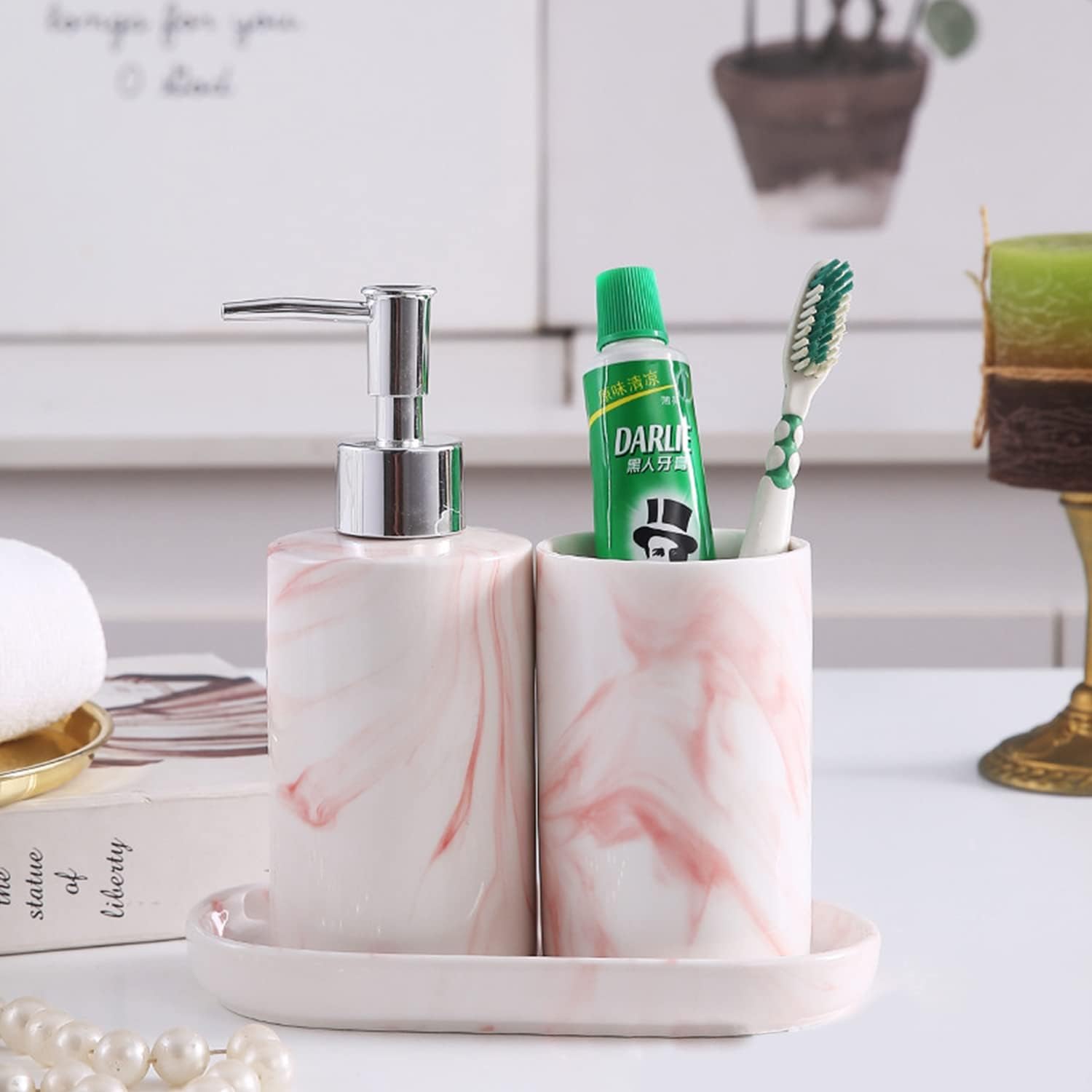 Zestaw ceramicznych akcesoriów łazienkowych, zestaw akcesoriów łazienkowych - tacka na mydło, dozownik mydła w płynie, zestaw szczoteczek do zębów trzy sztuki