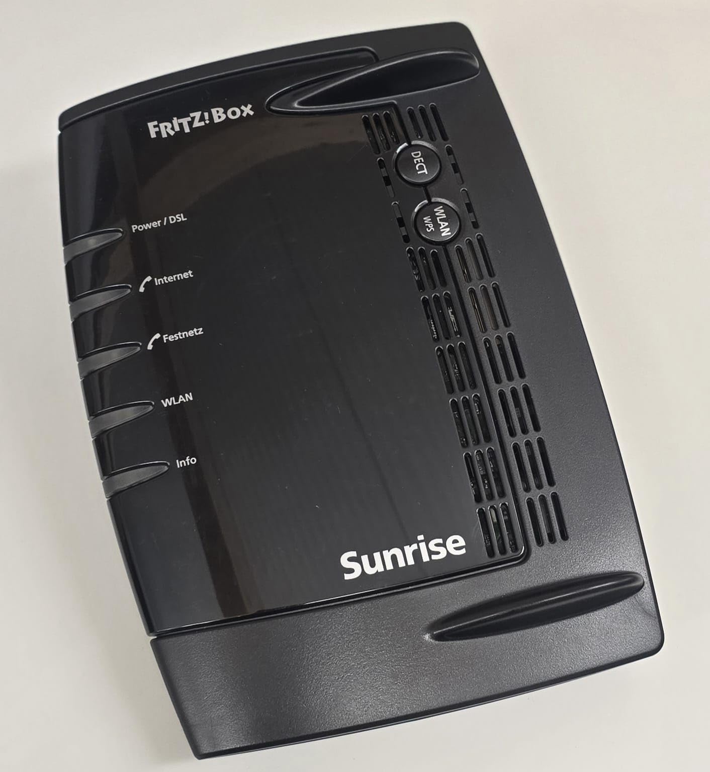 AVM FRITZ!Box 7490 Routeur WLAN AC + N (VDSL/ADSL, 1300 Mbit/s (5 GHz), 450 Mbit/s (2,4 GHz), base DECT, serveur multimédia, noir - Édition Sunrise (reconditionné)
