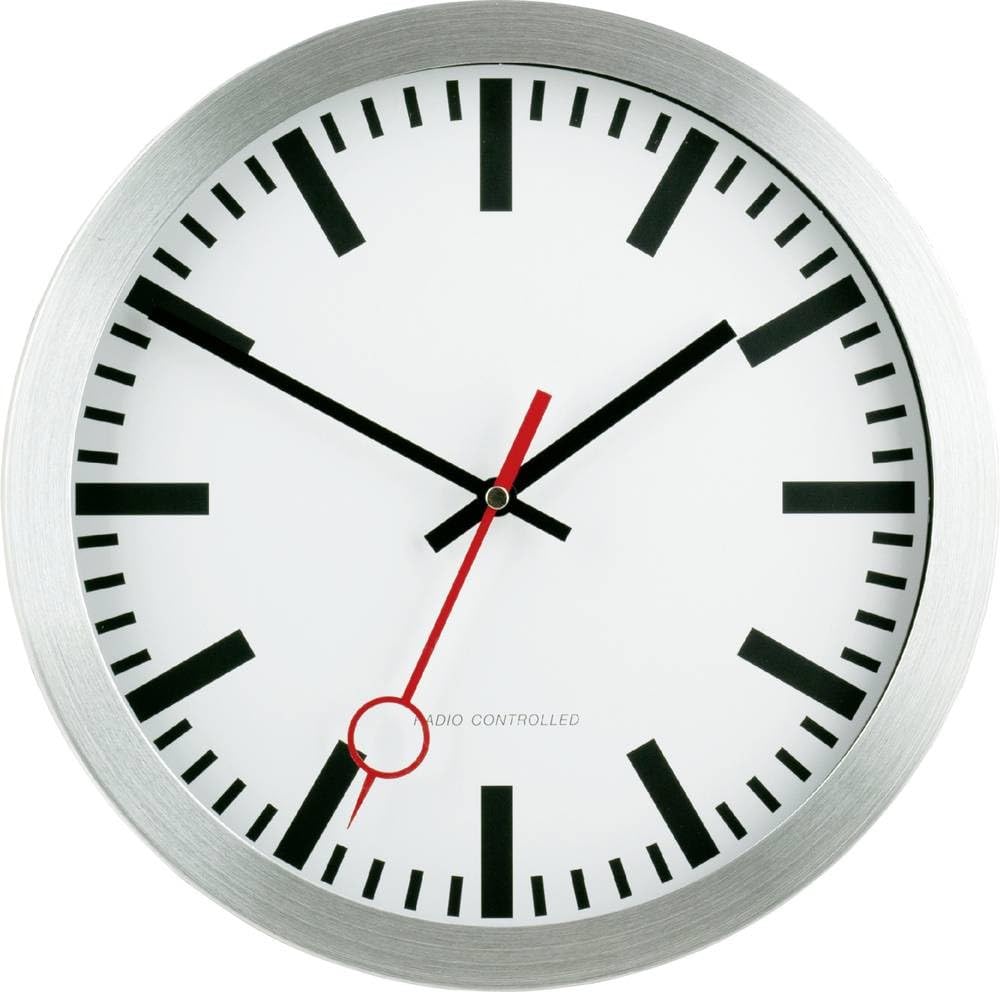 Horloge murale radiopilotée Eurotime argent pour un salon moderne toujours à l'heure