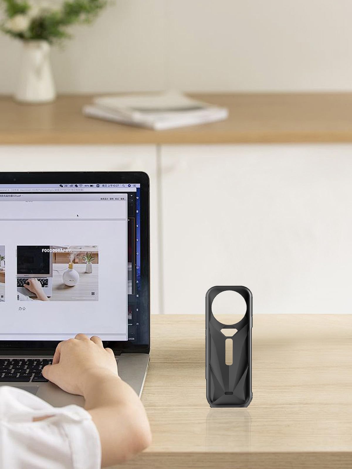 Funda especialmente diseñada para cámara de acción Insta360 X5 impermeable 8K de 360°, protección de silicona premium a prueba de golpes. Puerto de carga accesible, color negro.