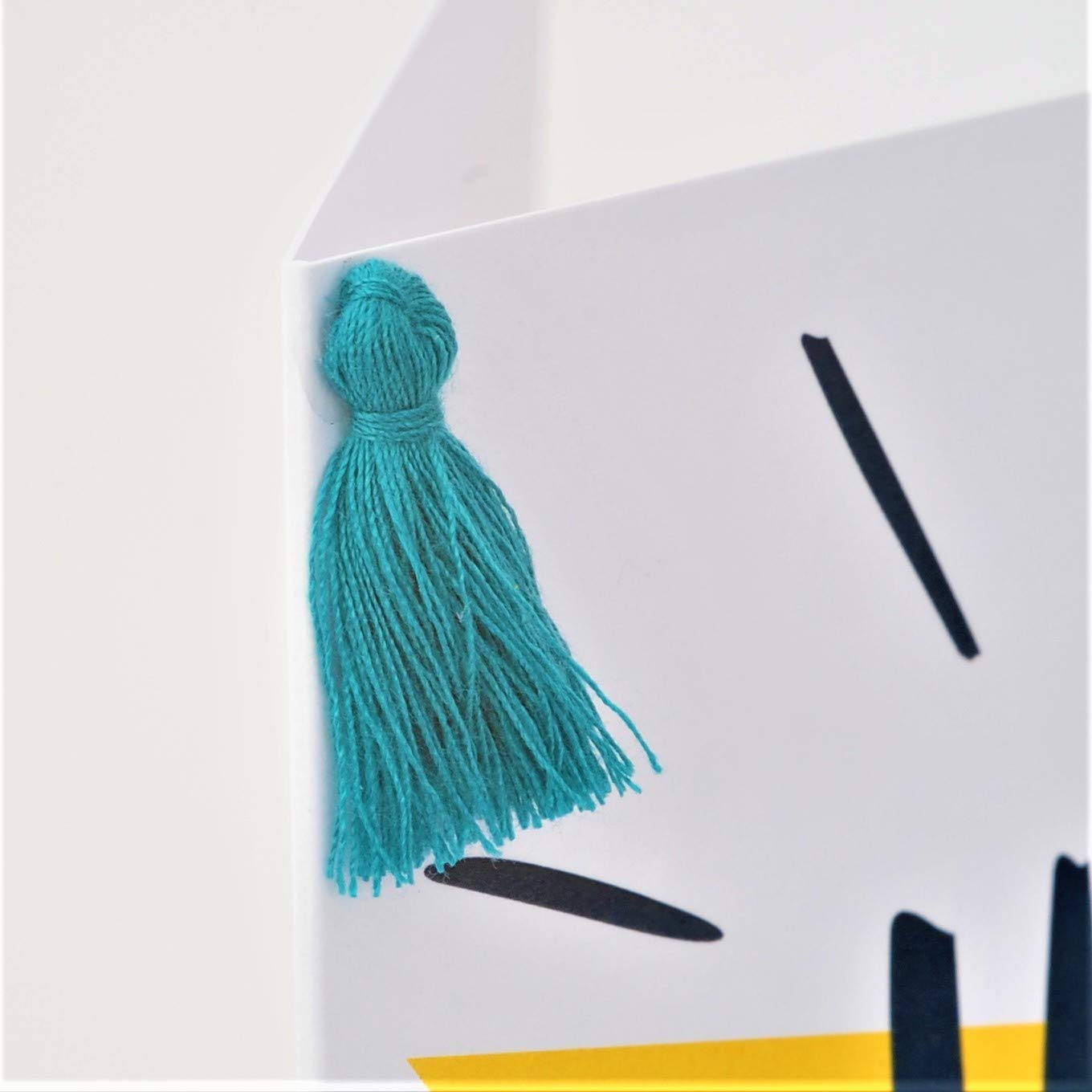 Claire Giles Grußkarte „Congratulations Winner“ – Mit Bunten Quasten, Handverziert