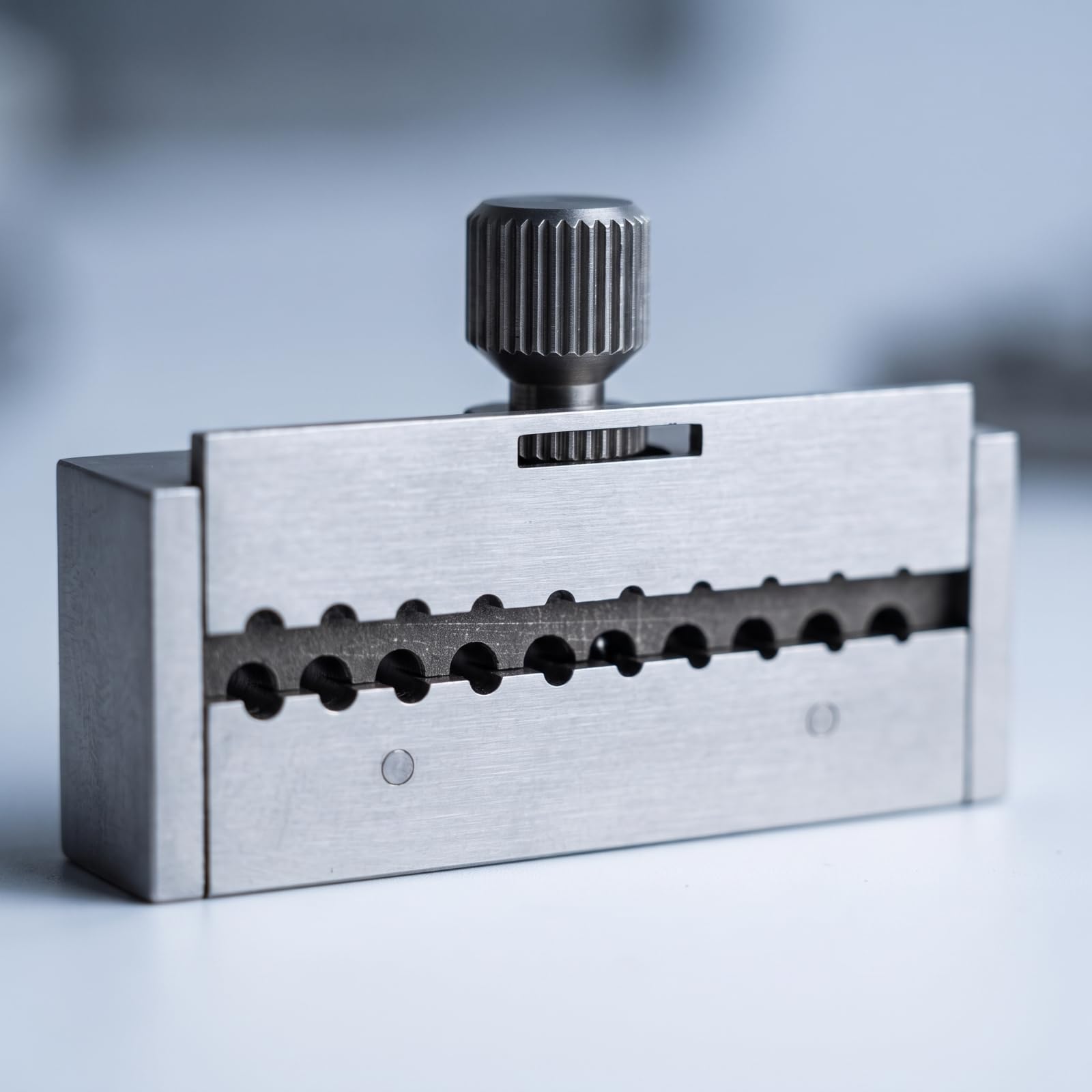 LRXFPIYF Reparador de Engranajes de Reloj Herramienta Relojería Bloque Soporte Ajustable de Precisión de Acero con Cuerpo Rectangular Cepillado Adecuado para Relojeros Talleres Bricolaje