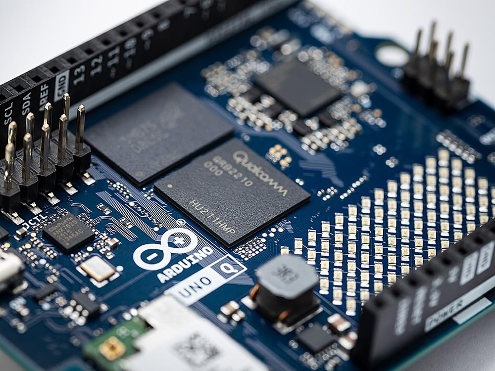 Arduino® UNO™ Q 2GB[ABX00162] - Carte Hybride, microprocesseur Qualcomm Dragonwing QRB2210 (MPU) et microcontrôleur STM32U585 (MCU), AI Vision, Voice, IoT, Robotics, Linux Debian OS, Wi-FI 5, USB-C