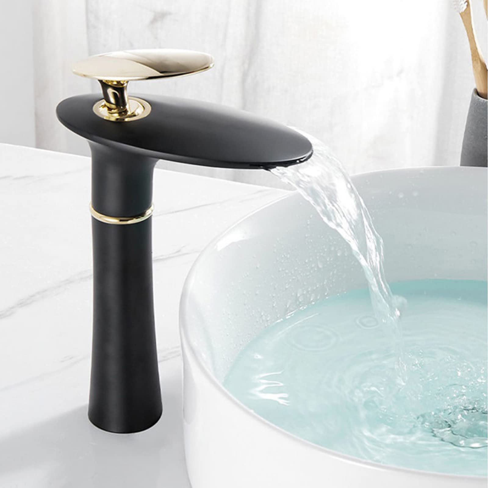 Robinet de lavabo cascade noir pour créer une ambiance spa de salle de bain zen