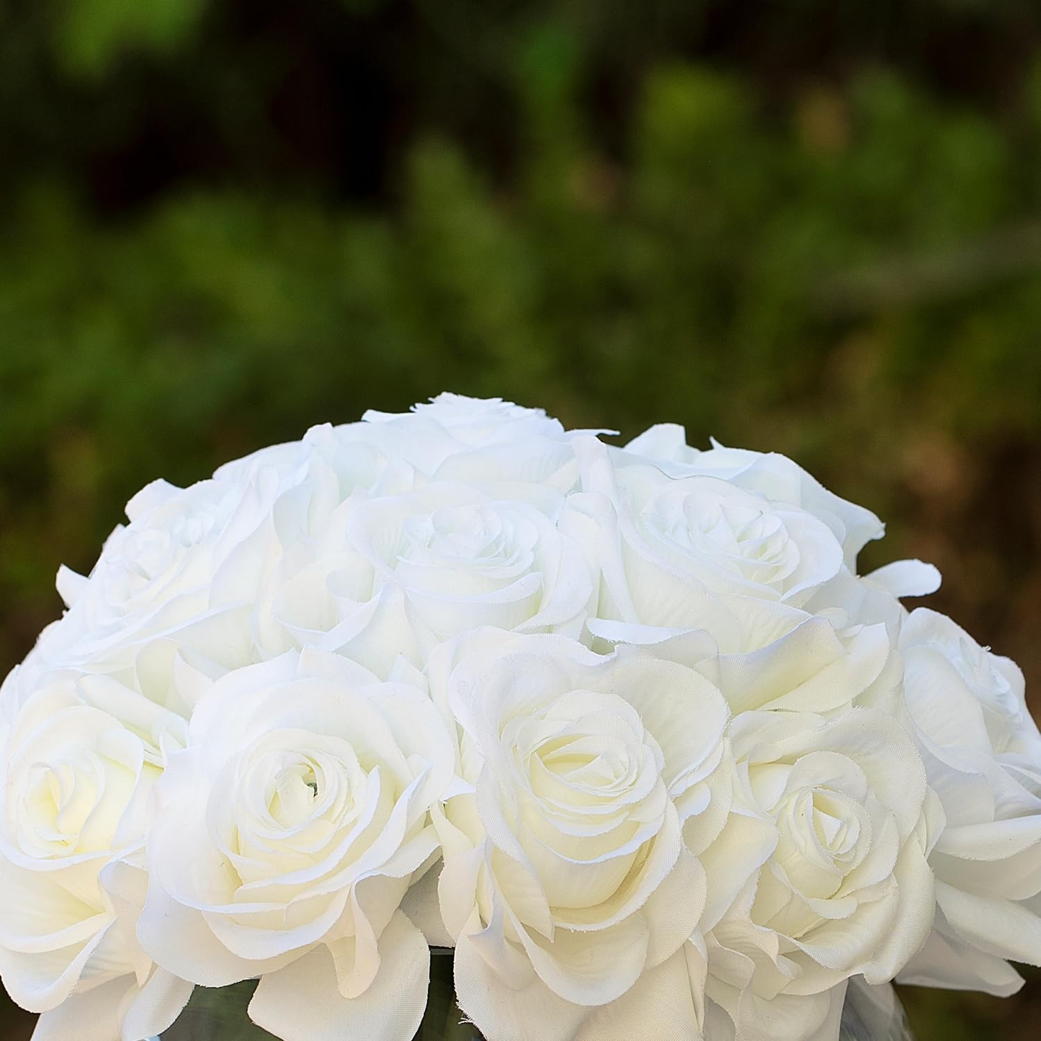 Composizione di rose artificiali in seta con vaso e acqua finta per centrotavola – 16 teste
