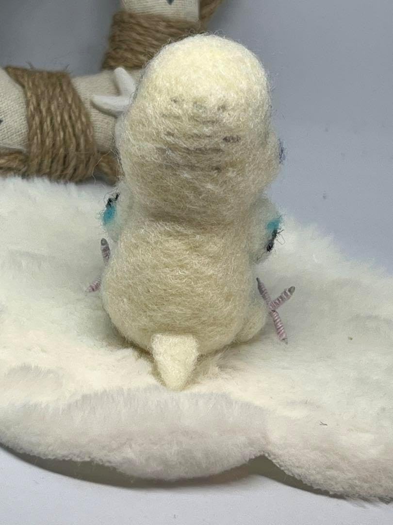 羊毛フェルト セキセイインコぬいぐるみを添えて