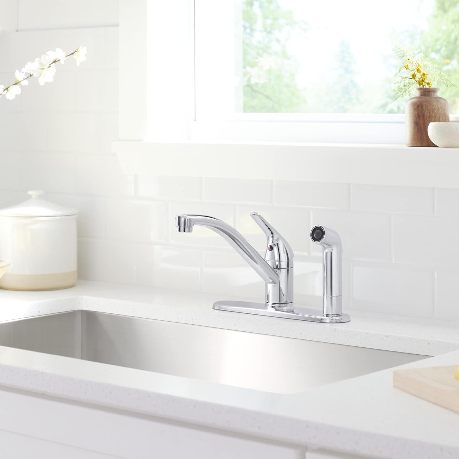 Polished Chrome Single Handle Kitchen Faucet with Pull-out Spray