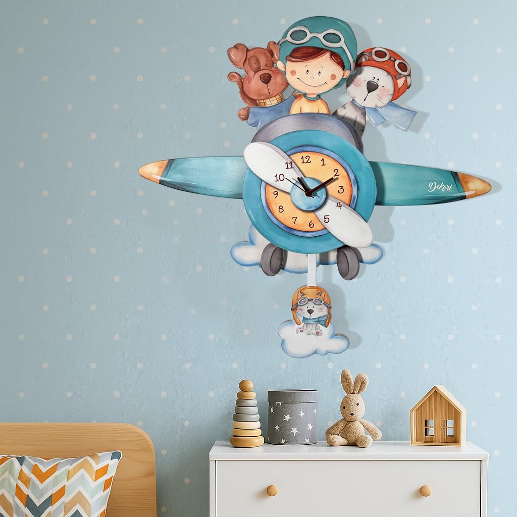 DEKORI Orologio da parete a pendolo bambini in legno – Aeroplano con aviatore e cagnolini – Silenzioso, decorazione cameretta, podotto artigianale, fatto a mano, Made in Italy